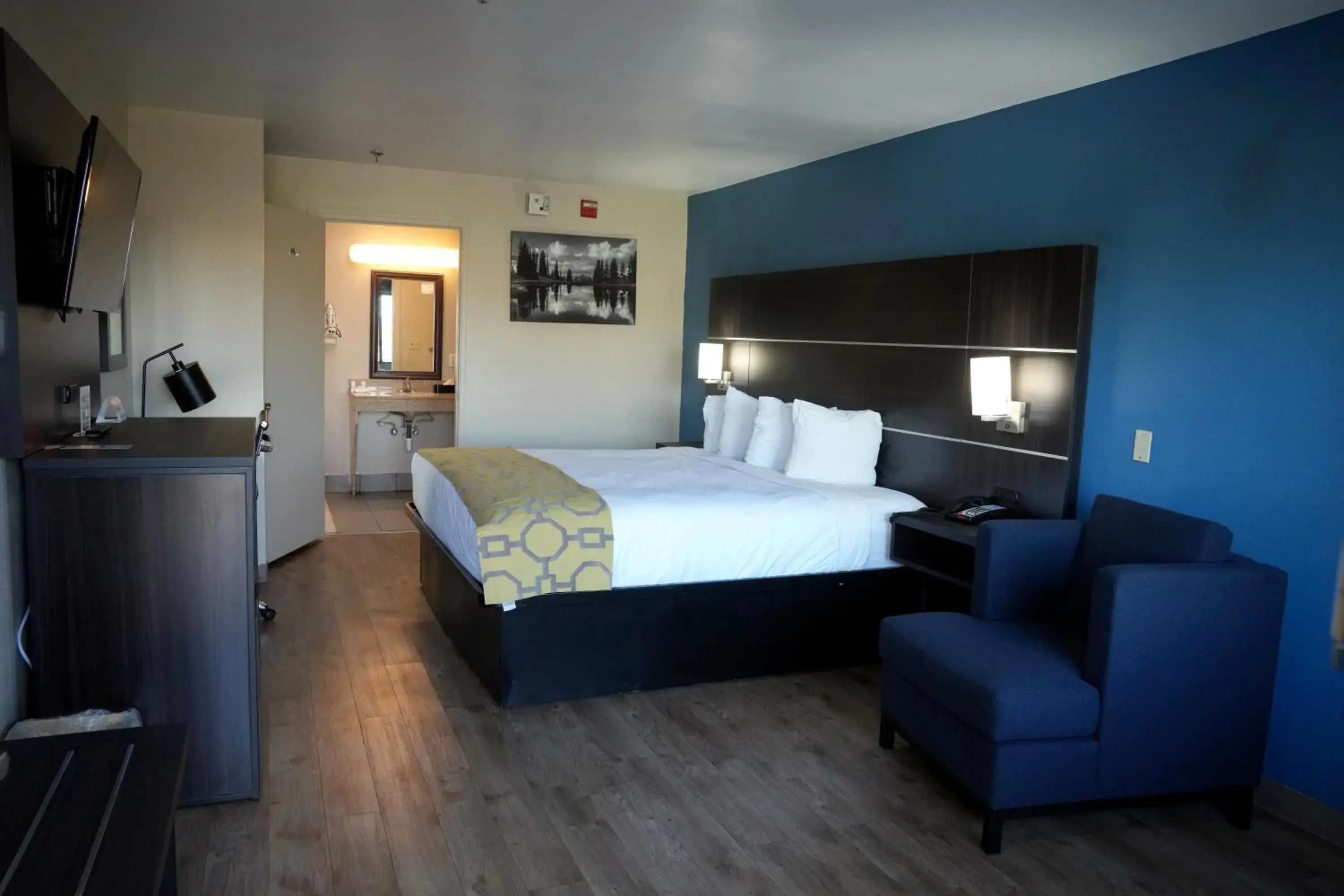 Bed in Baymont Inn & Suites Bed in Baymont Inn & Suites