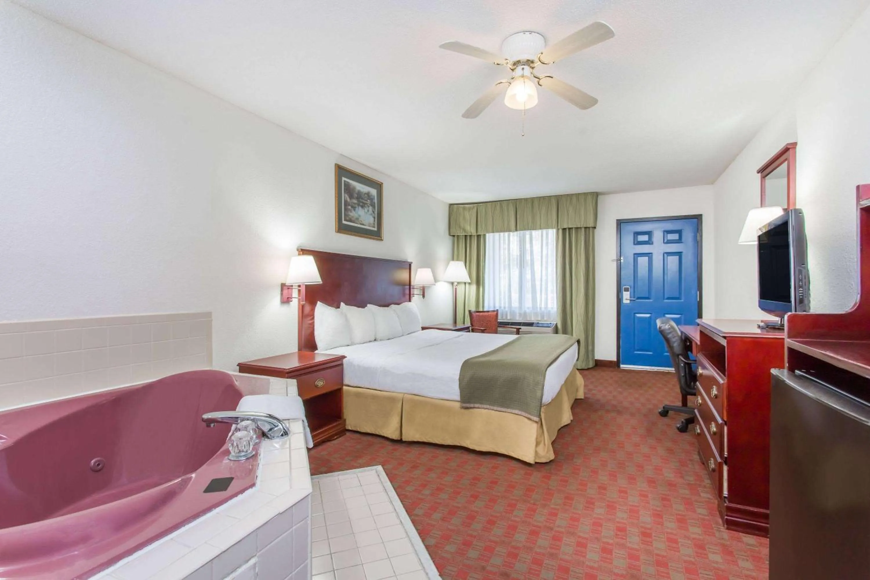 Photo of the whole room, Bed in Baymont Inn & Suites