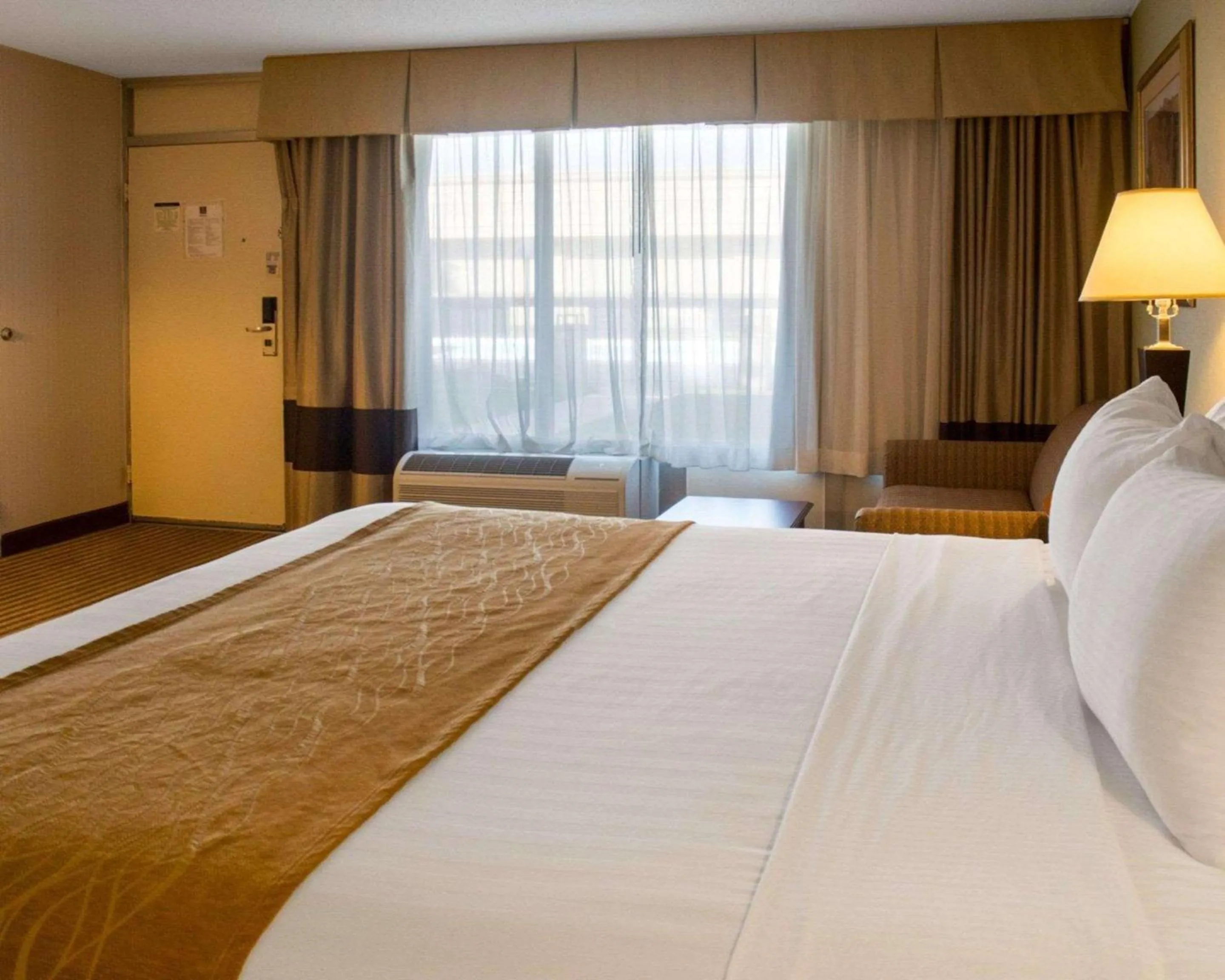 Photo of the whole room, Bed in Clarion Inn Fredericksburg North