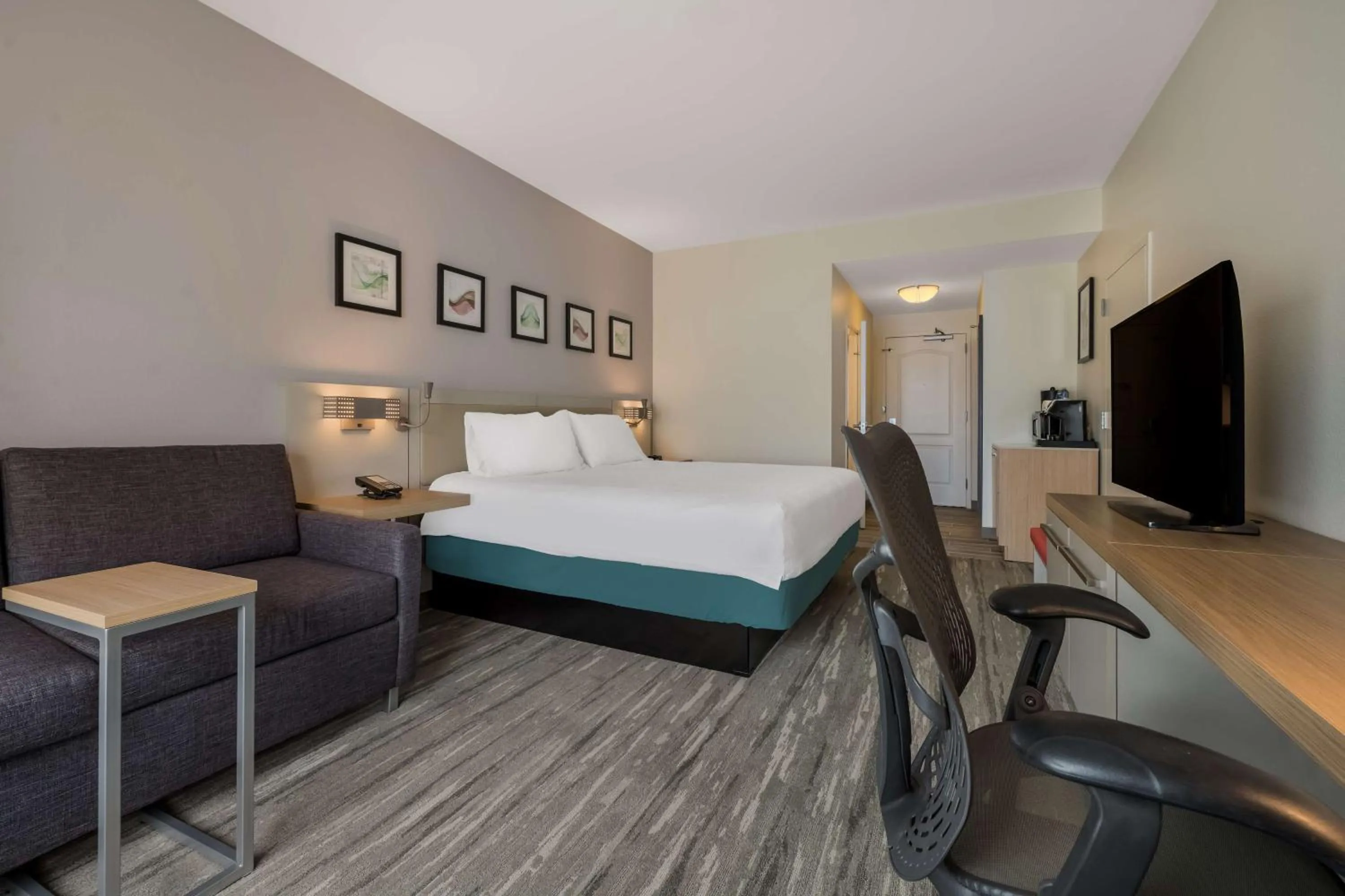 Living room, Bed in Hilton Garden Inn Rockford