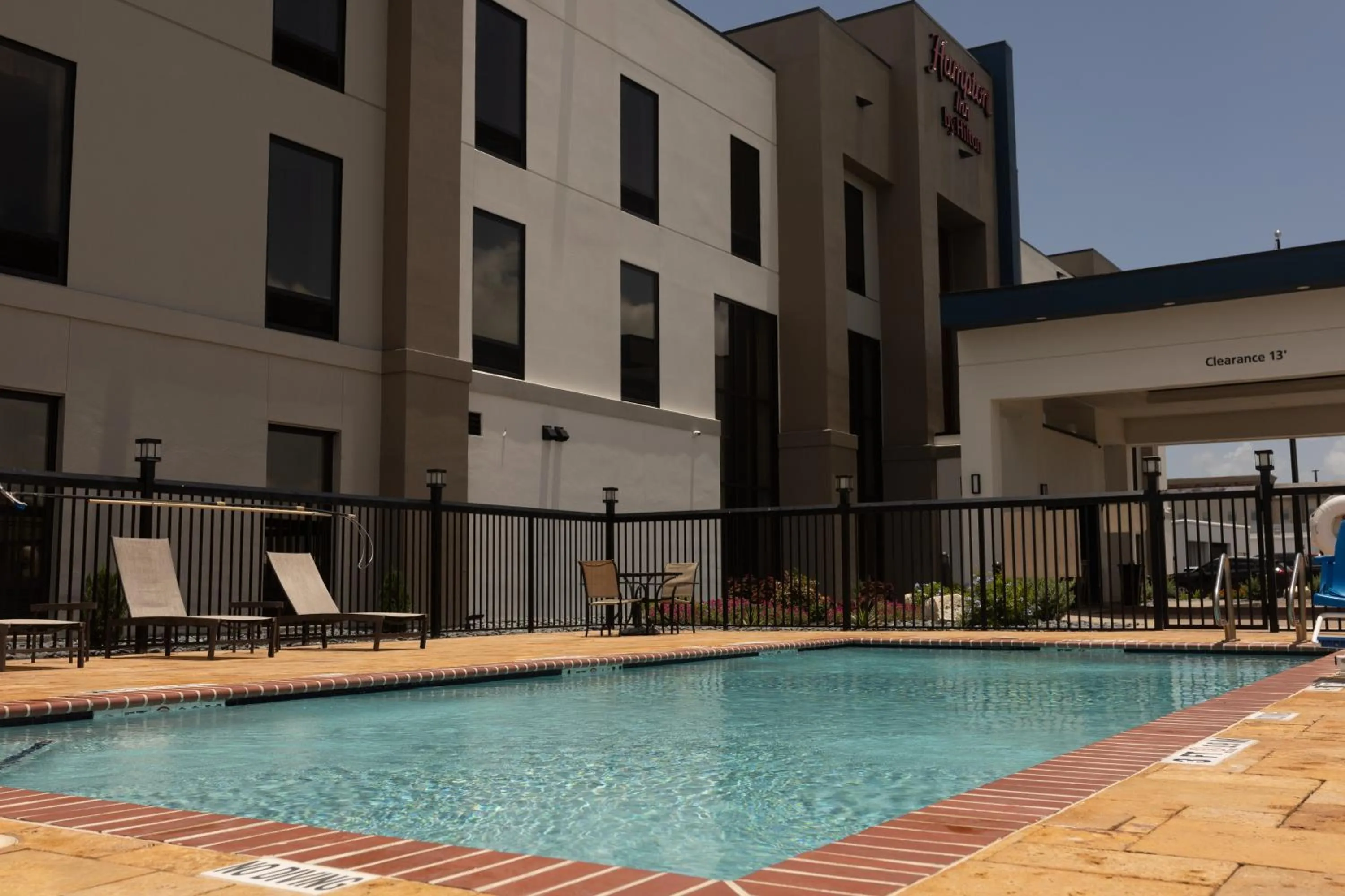 Swimming pool in Hampton Inn Victoria