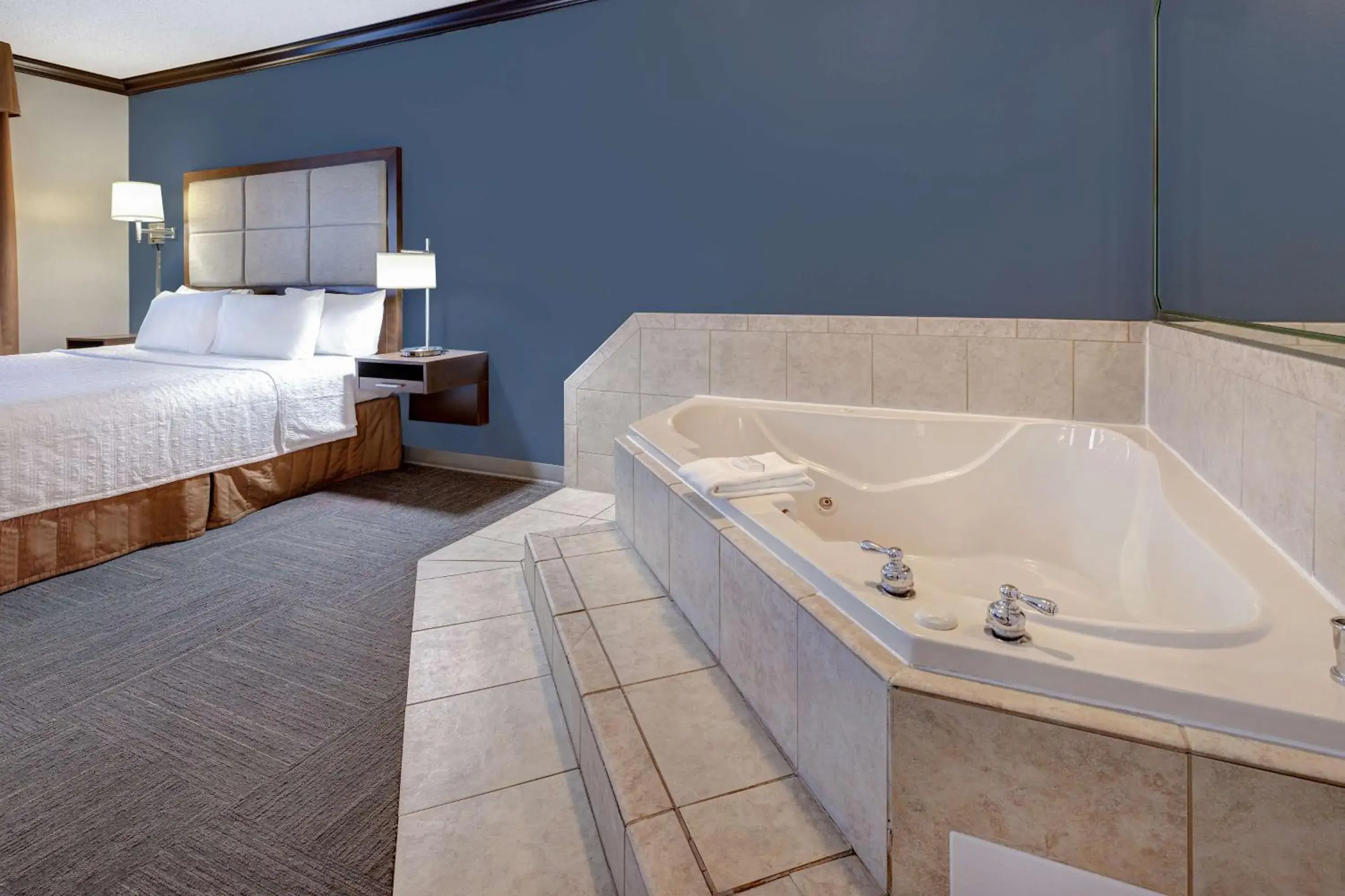 Bed in Hampton Inn Victoria Bed in Hampton Inn Victoria