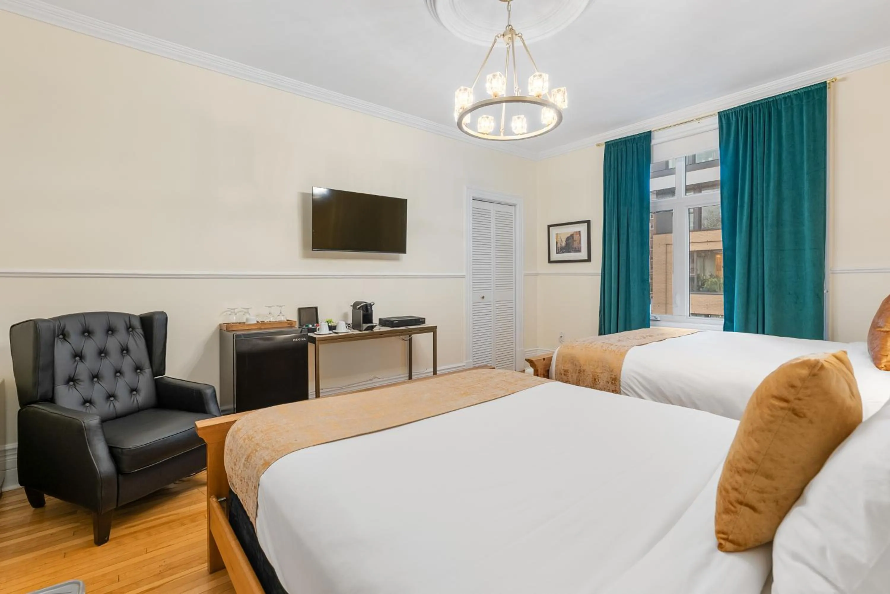 Bedroom, Bed in Hotel Charles-Alexandre - Par Aneyro