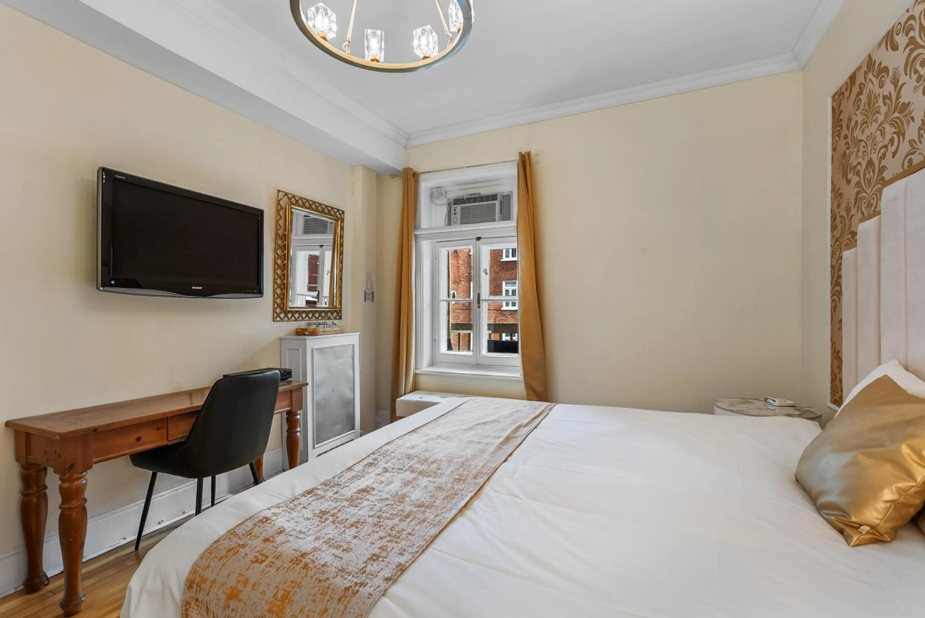 Bedroom, Bed in Hotel Charles-Alexandre - Par Aneyro