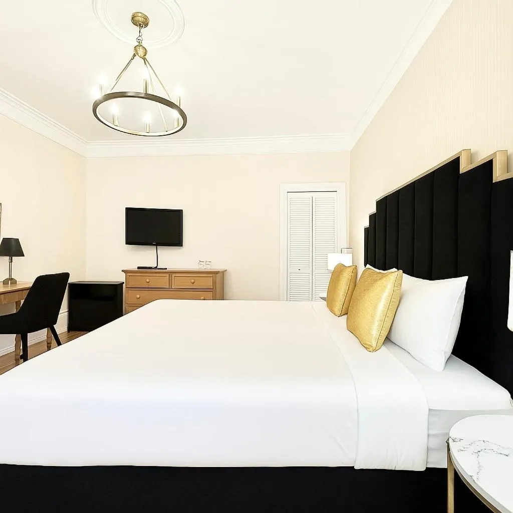 Bedroom, Bed in Hotel Charles-Alexandre - Par Aneyro