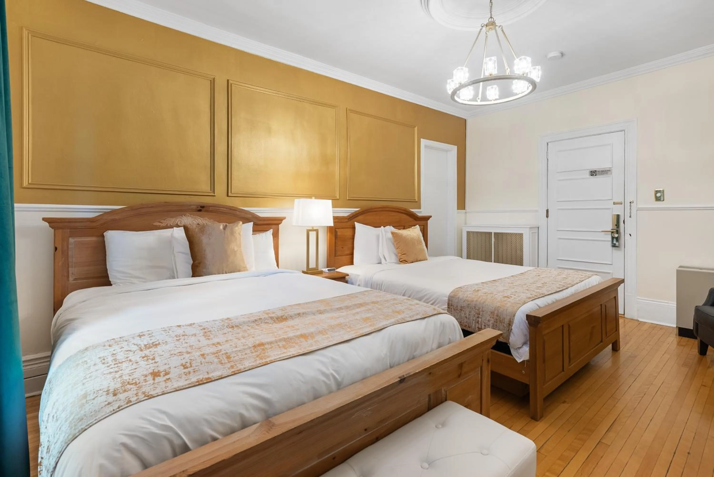 Bedroom, Bed in Hotel Charles-Alexandre - Par Aneyro