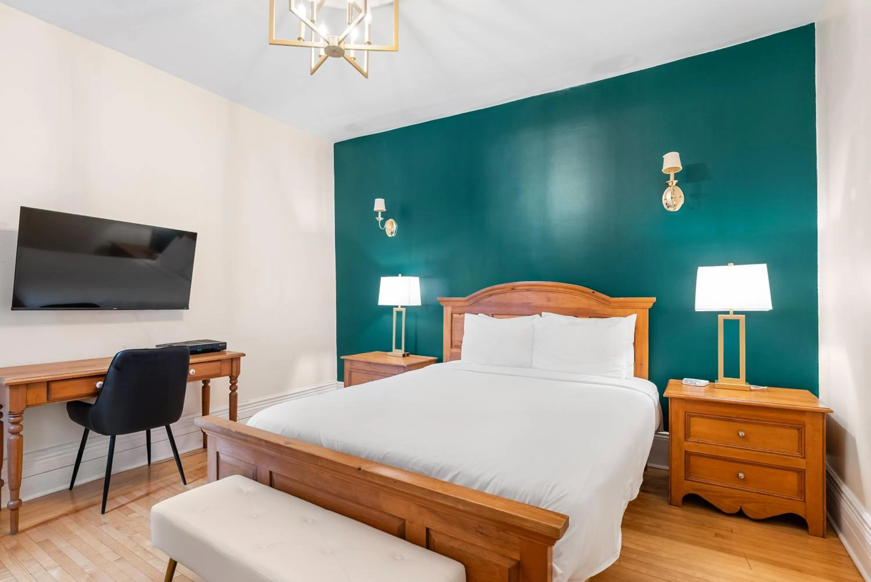 TV and multimedia, Bed in Hotel Charles-Alexandre - Par Aneyro