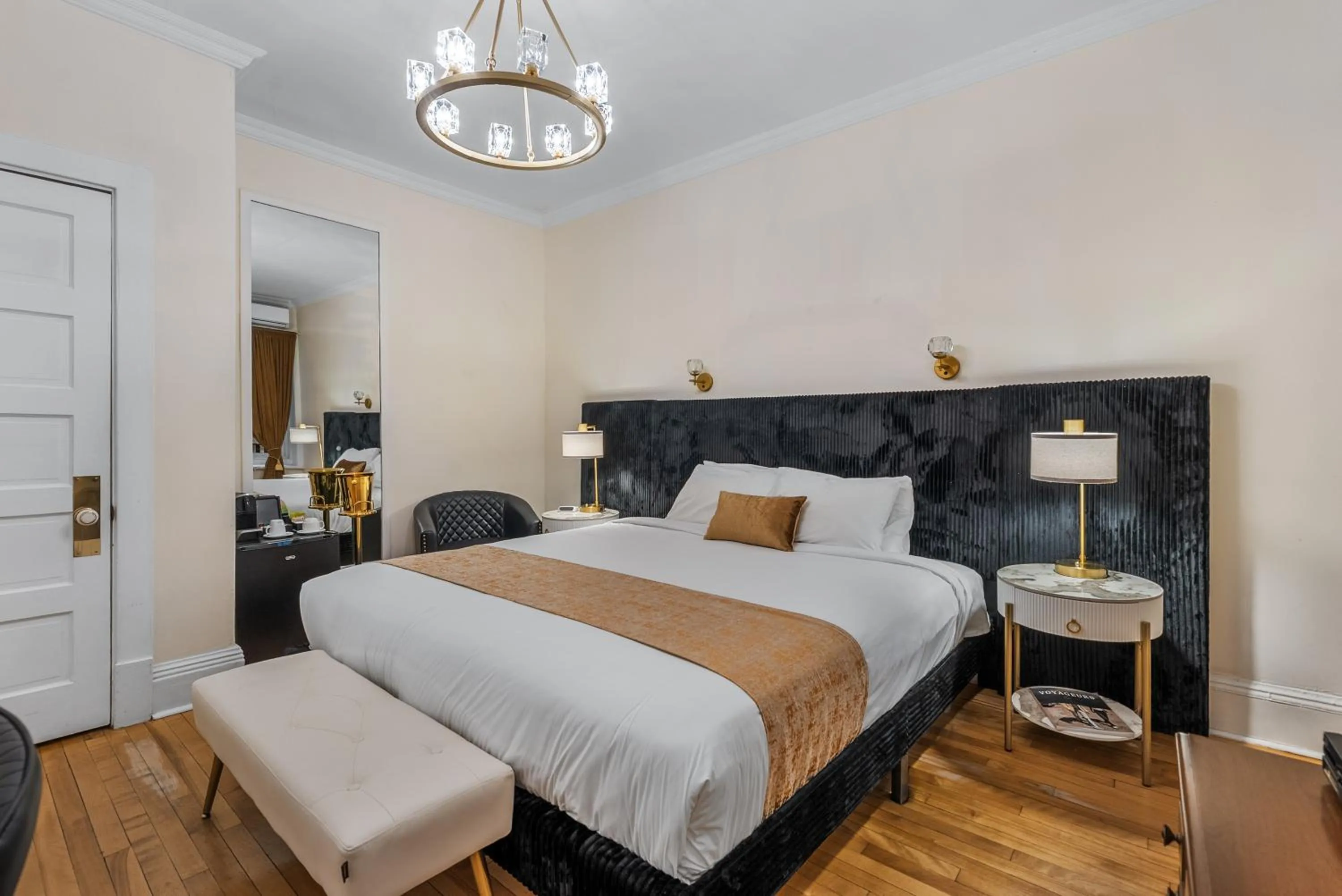 Bedroom, Bed in Hotel Charles-Alexandre - Par Aneyro