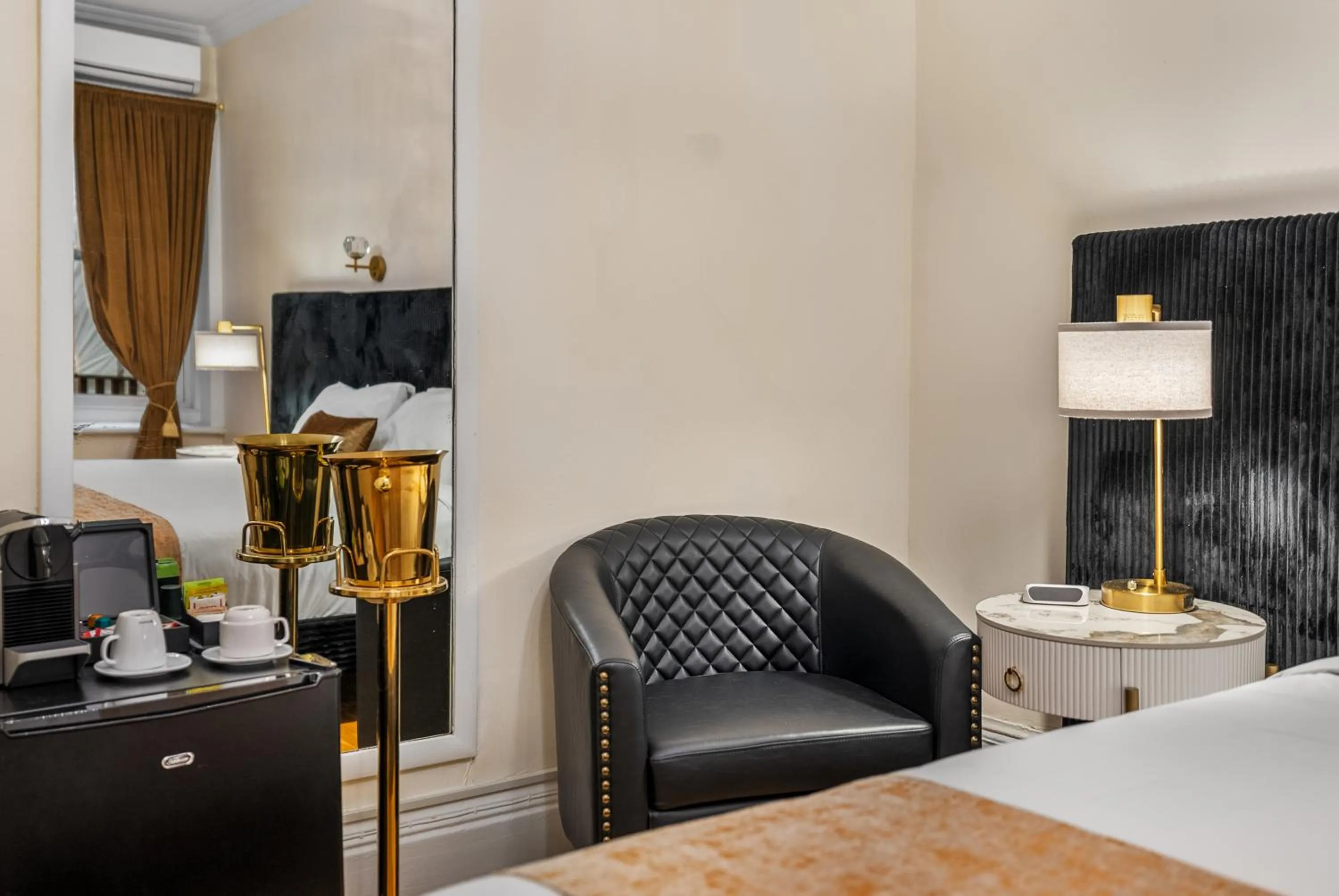 Bed in Hotel Charles-Alexandre - Par Aneyro