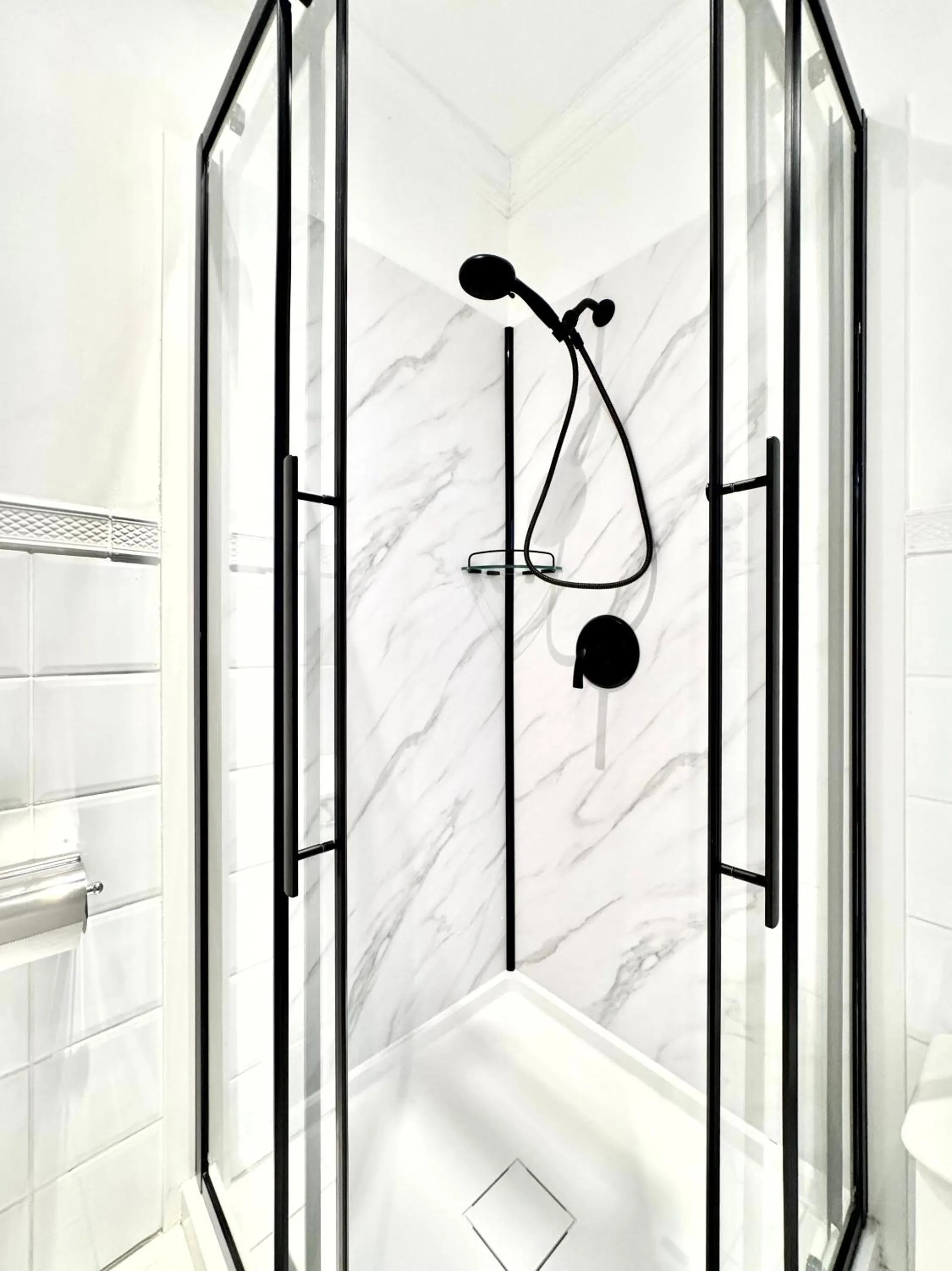 Shower in Hotel Charles-Alexandre - Par Aneyro