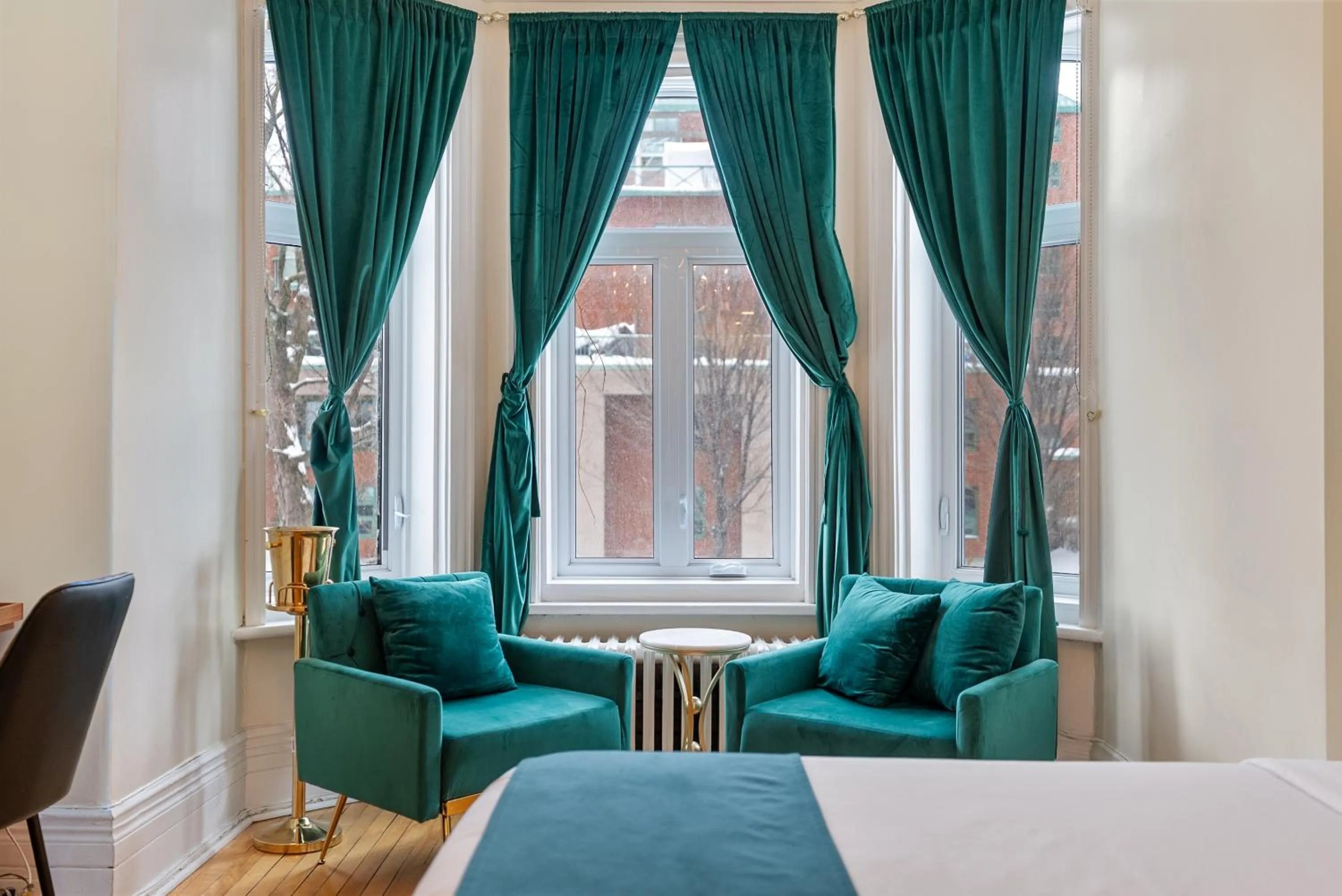 Seating area, Bed in Hotel Charles-Alexandre - Par Aneyro