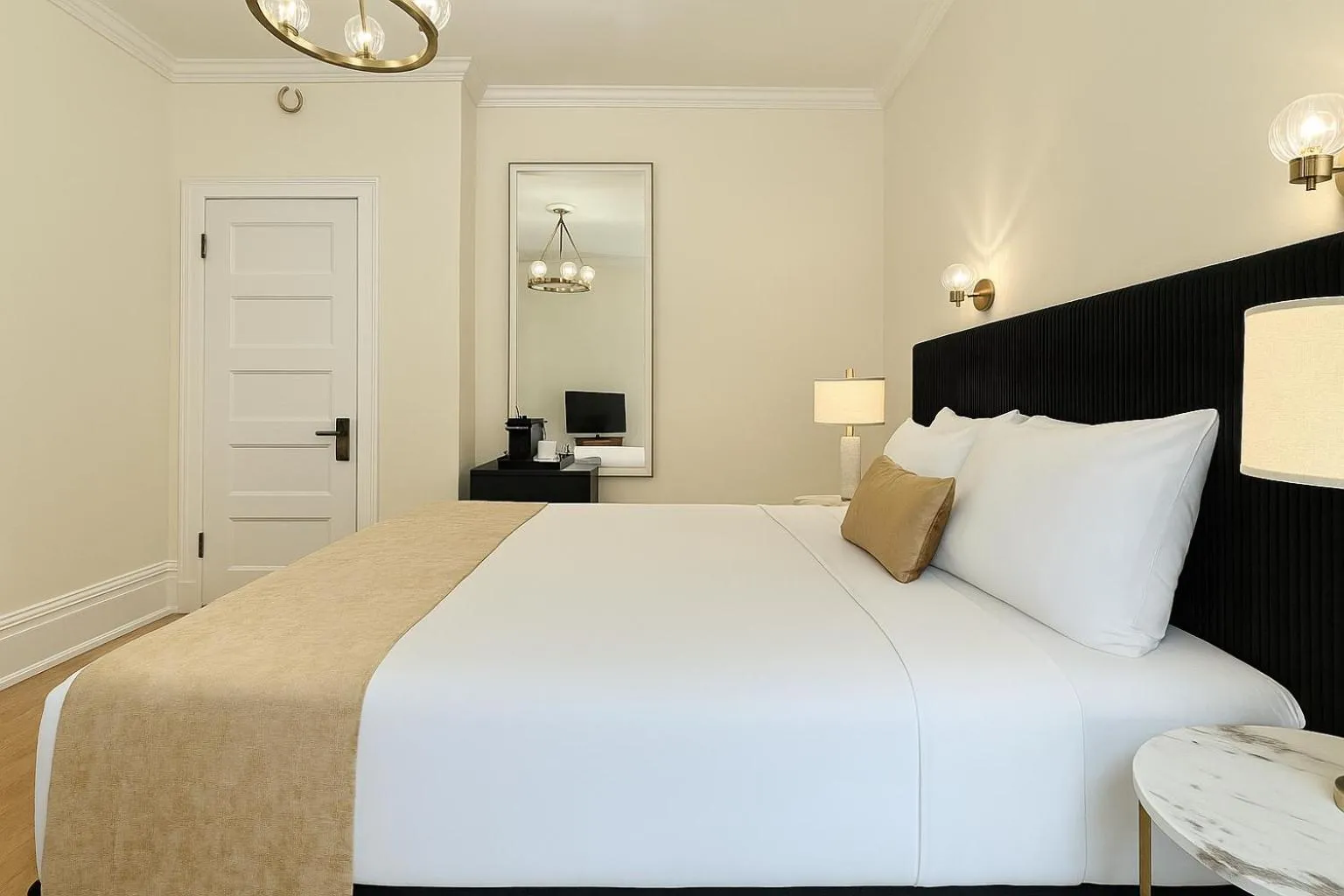 Bedroom, Bed in Hotel Charles-Alexandre - Par Aneyro