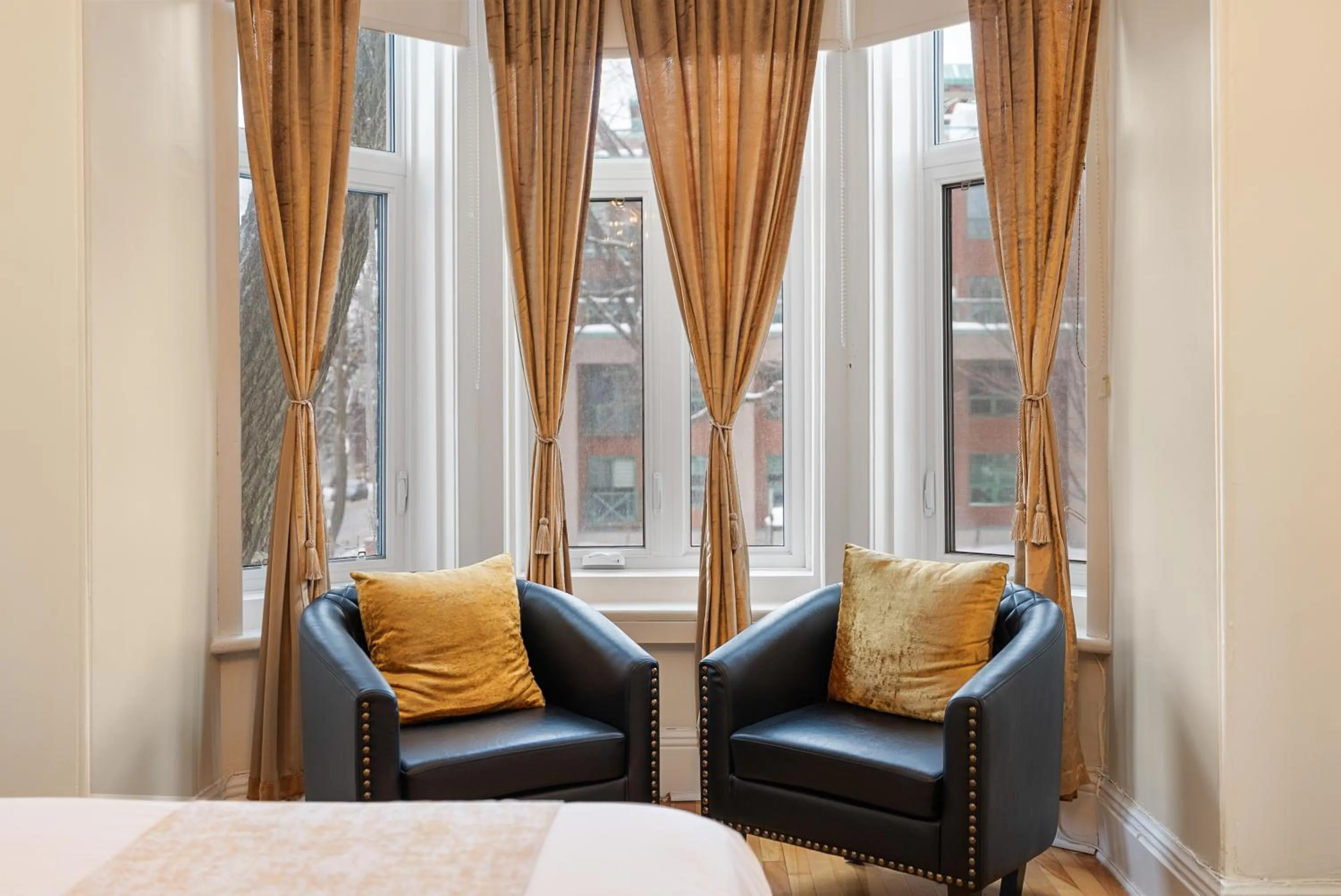 Seating area, Bed in Hotel Charles-Alexandre - Par Aneyro