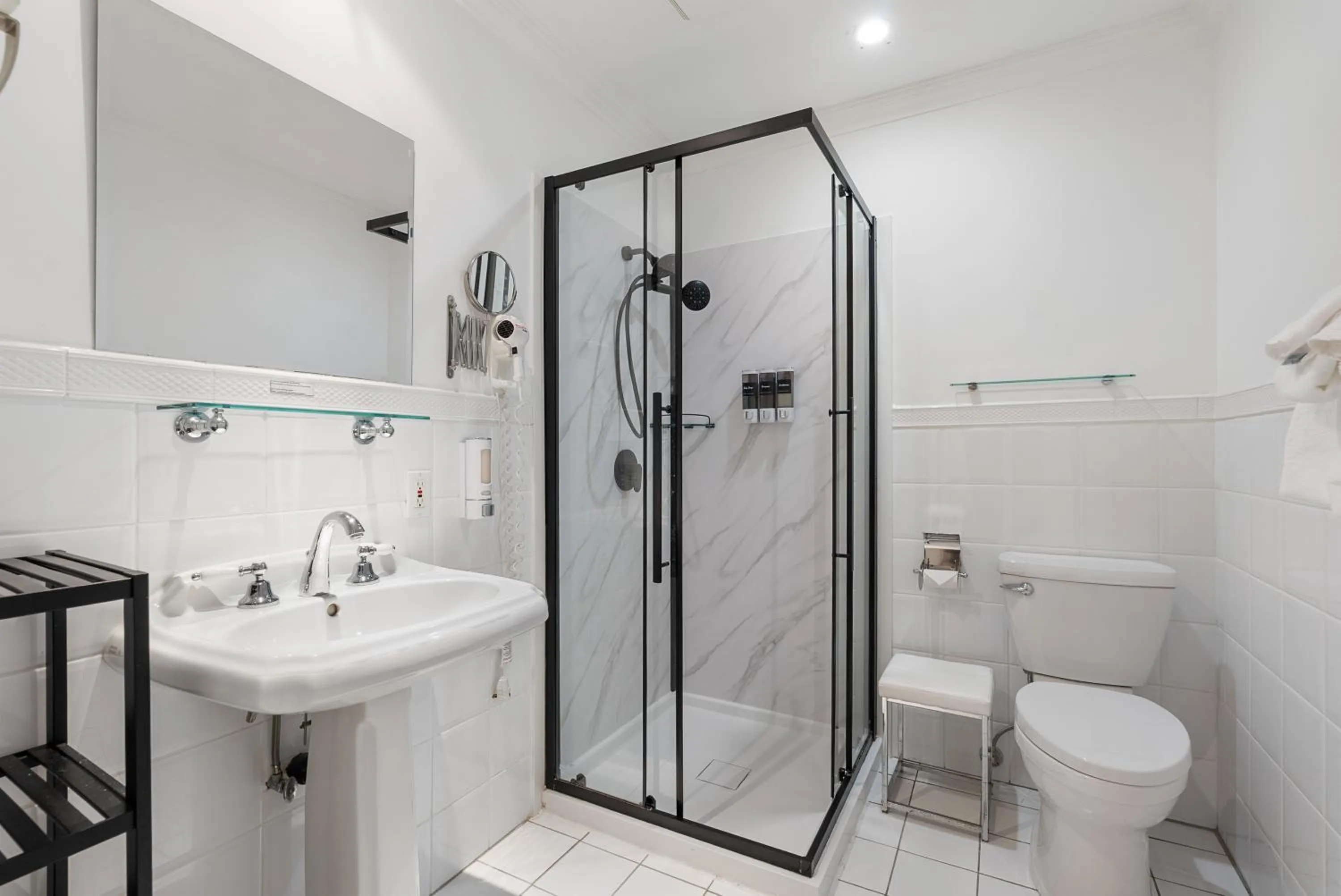 Shower in Hotel Charles-Alexandre - Par Aneyro