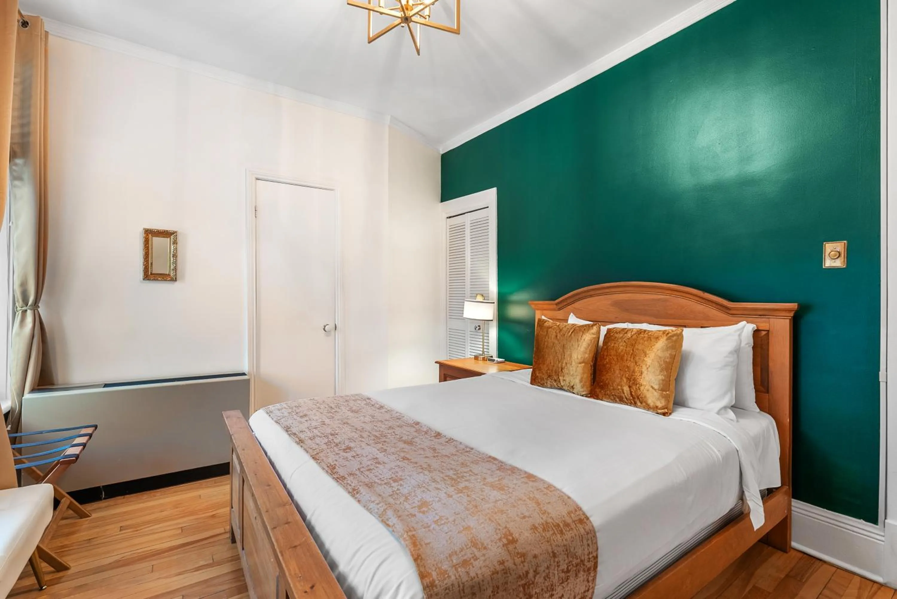 Bedroom, Bed in Hotel Charles-Alexandre - Par Aneyro