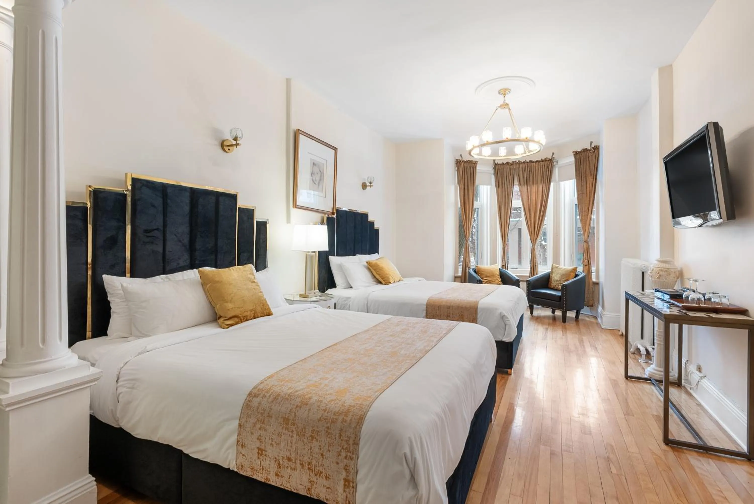 Photo of the whole room, Bed in Hotel Charles-Alexandre - Par Aneyro