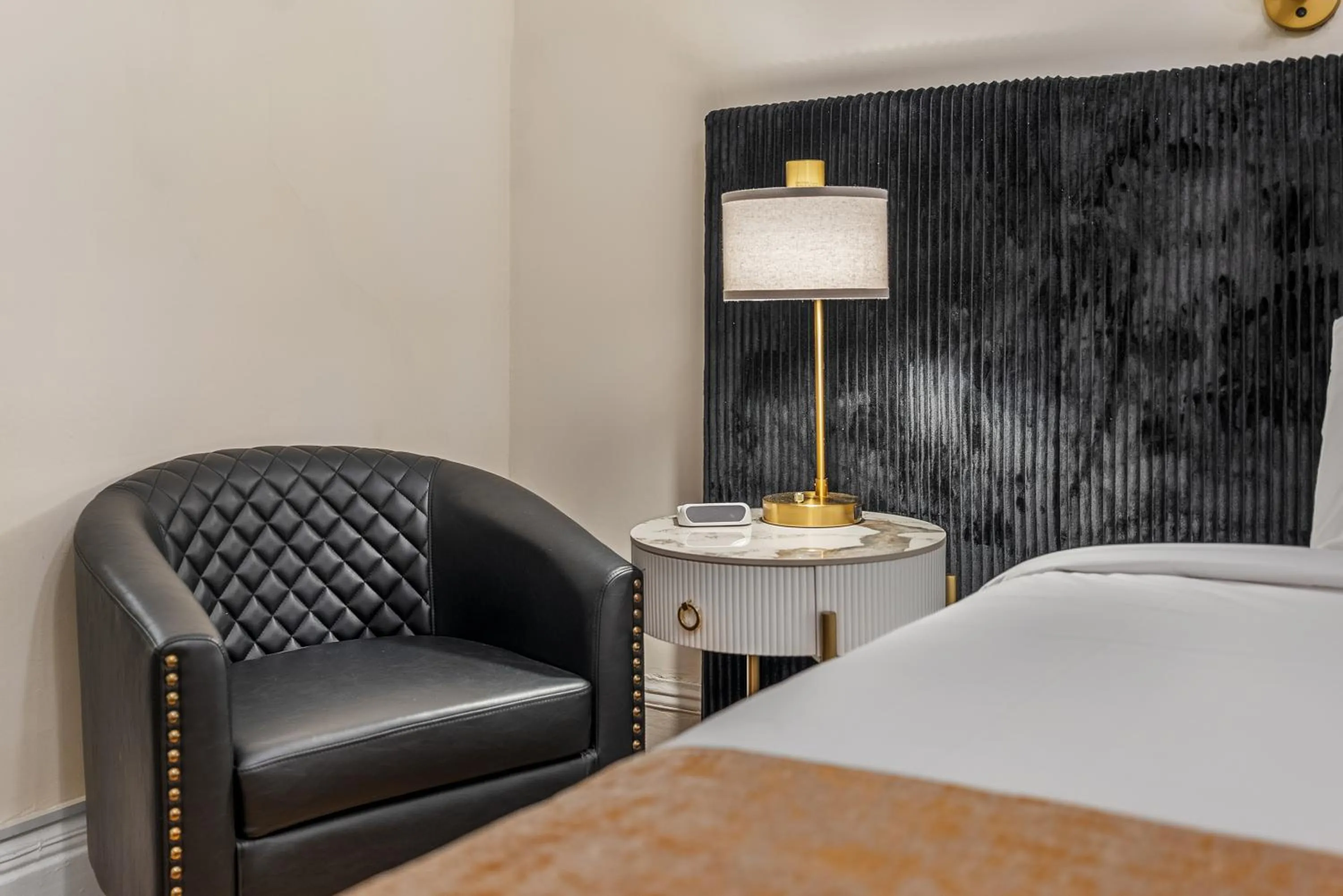 Bedroom, Bed in Hotel Charles-Alexandre - Par Aneyro