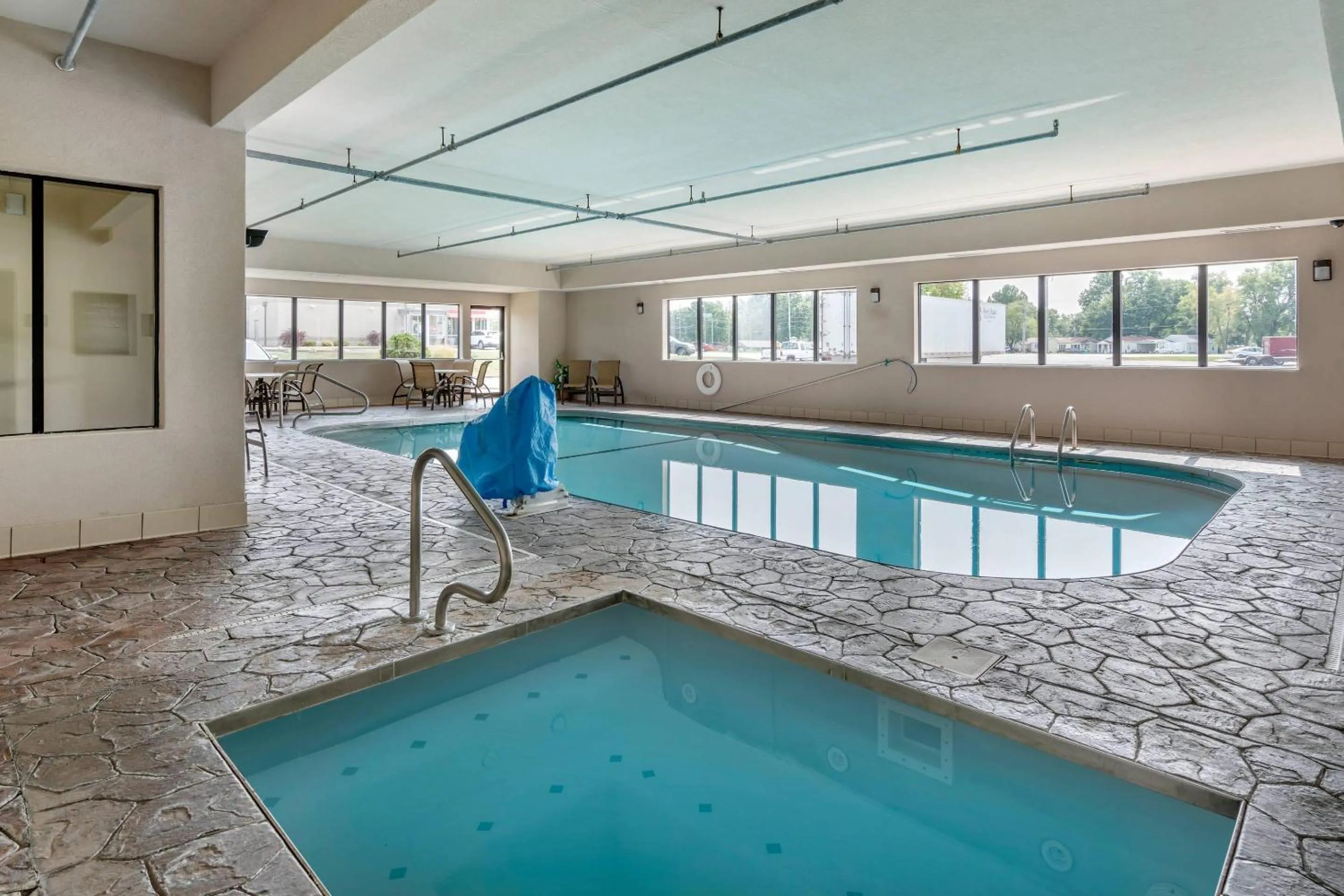 Swimming pool in Comfort Inn