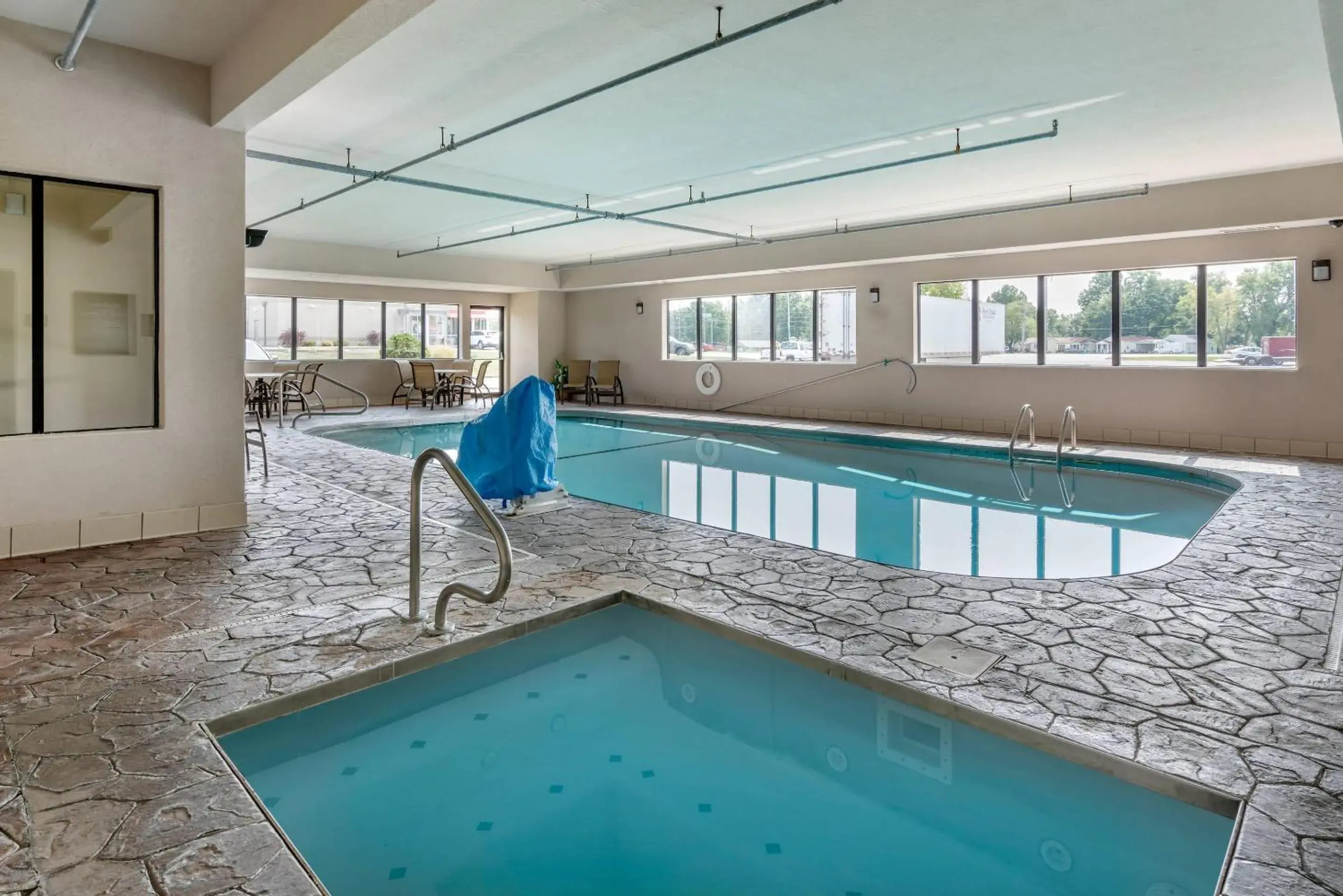 Swimming pool in Comfort Inn Swimming pool in Comfort Inn