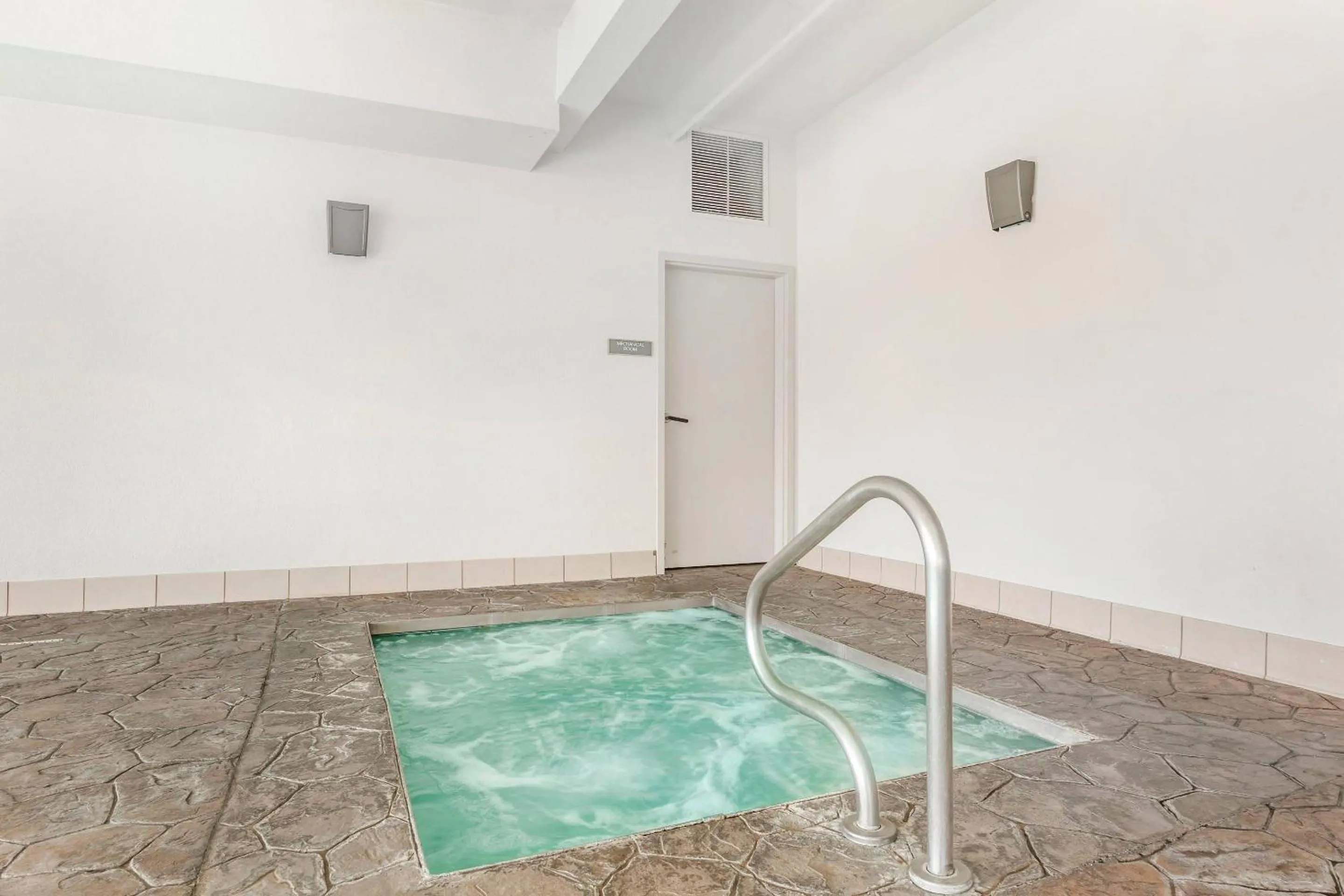 Swimming pool in Comfort Inn Sullivan