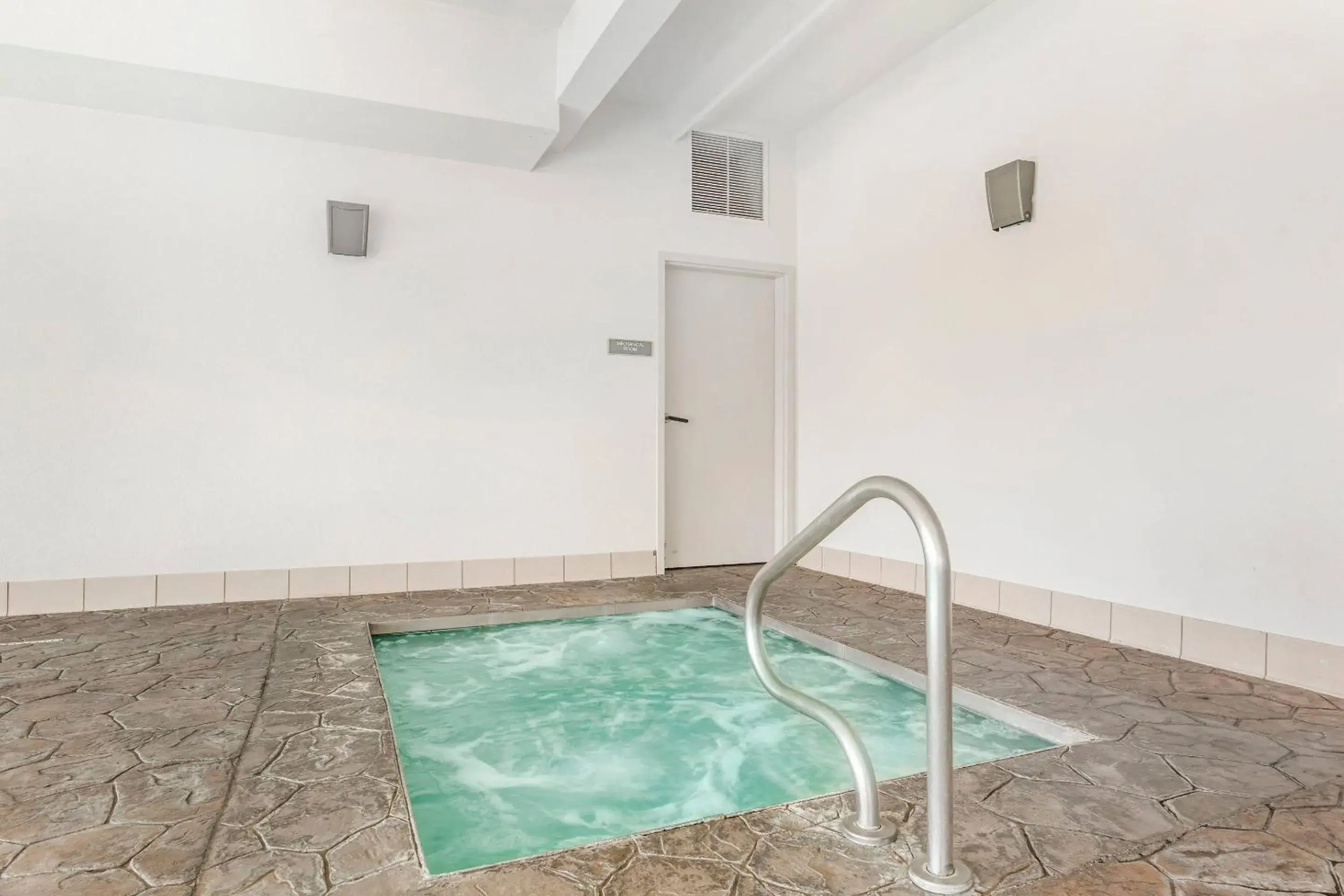 Swimming pool in Comfort Inn Sullivan Swimming pool in Comfort Inn Sullivan