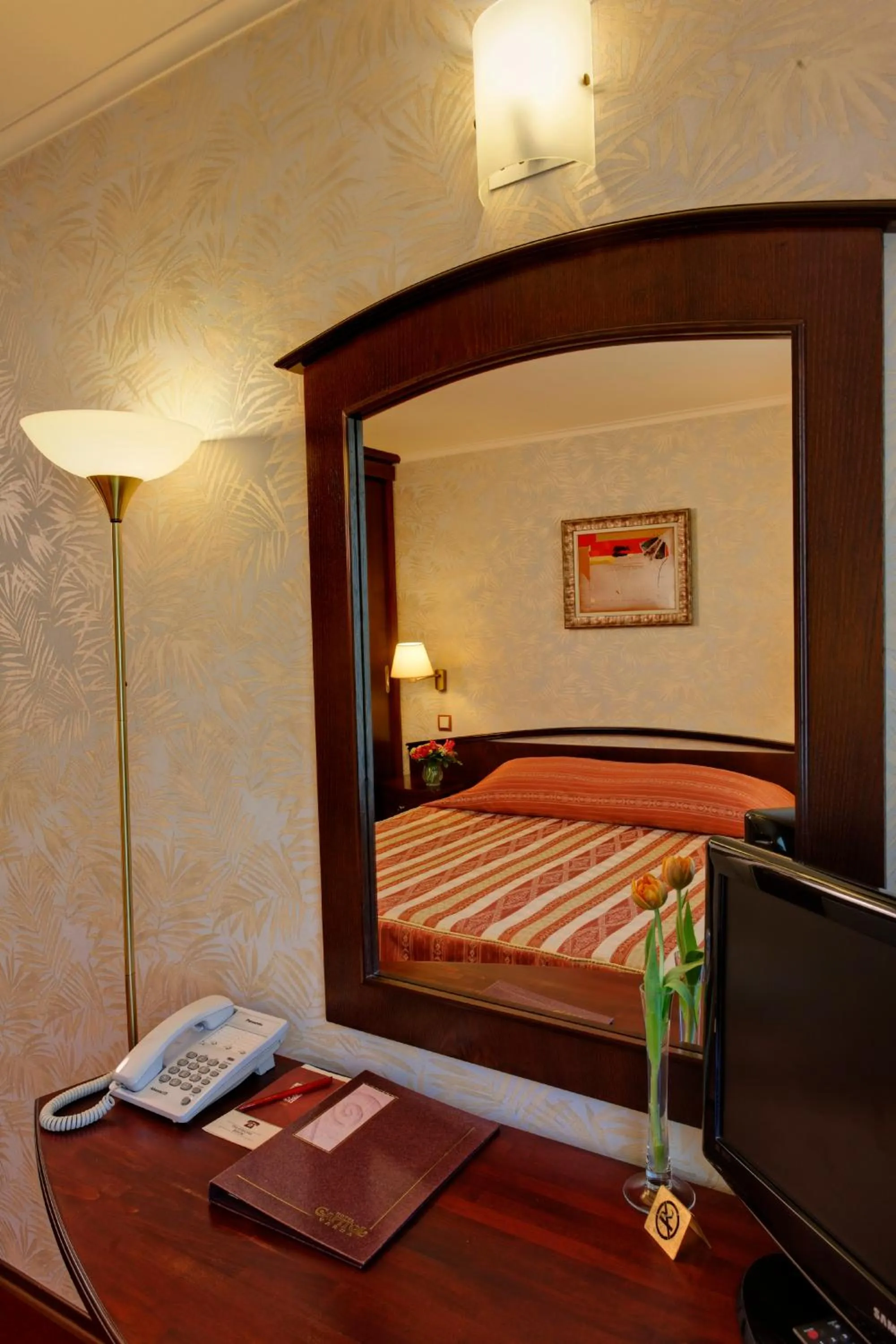 TV and multimedia, Bed in Capitol Hotel