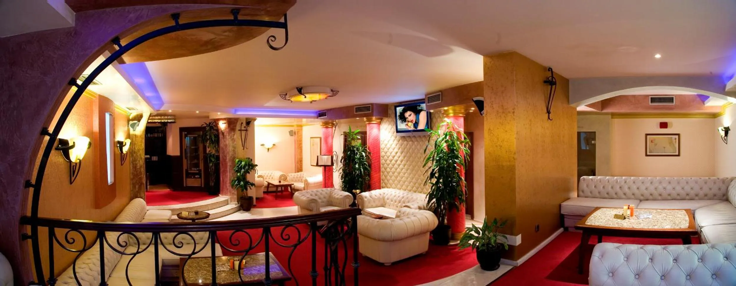 Lobby or reception, Bed in Capitol Hotel