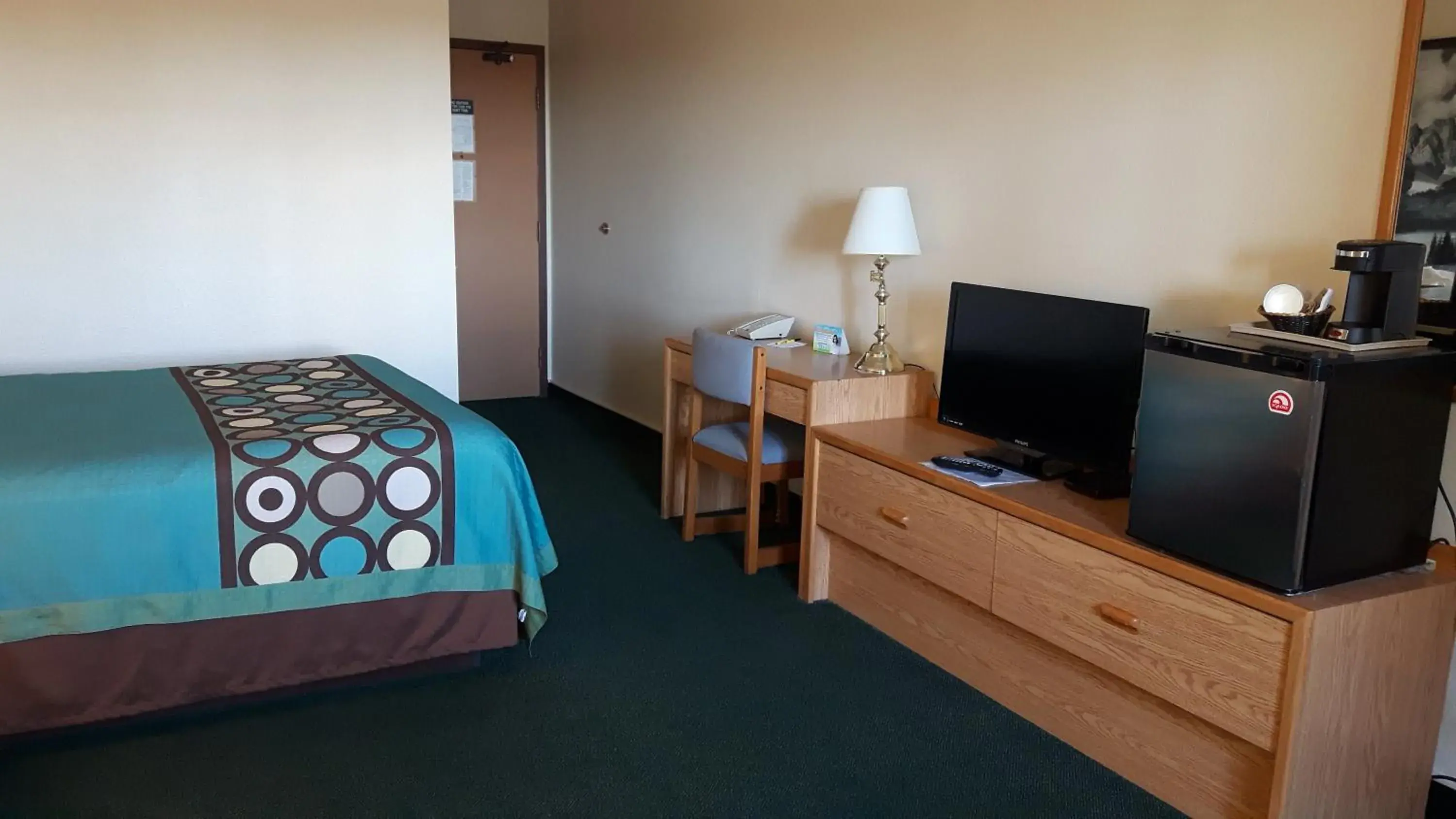 Queen Room - Non-Smoking in Super 8 by Wyndham Moose Jaw SK Queen Room - Non-Smoking in Super 8 by Wyndham Moose Jaw SK