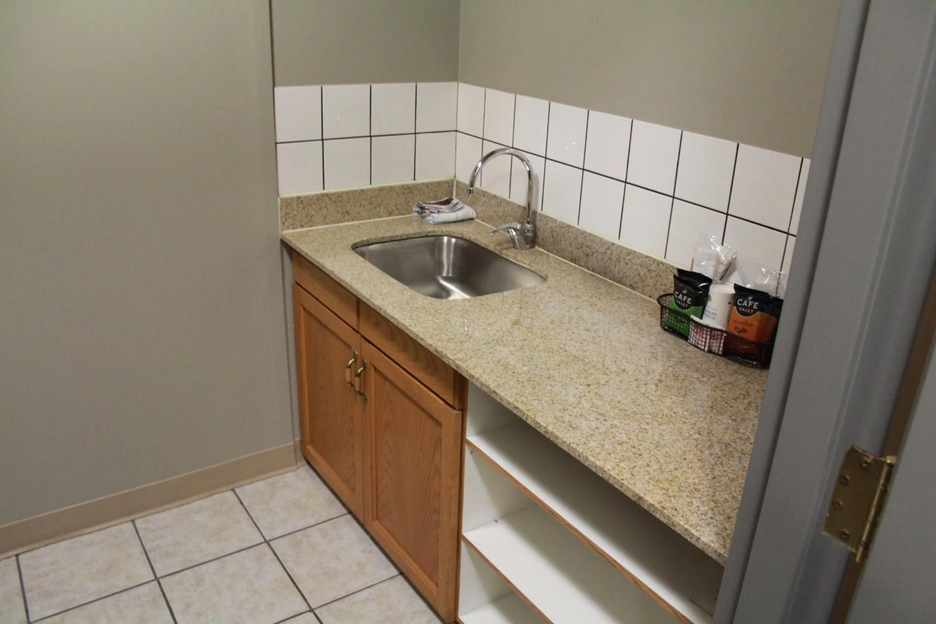 Kitchen or kitchenette in Travelodge by Wyndham Edmonton Airport