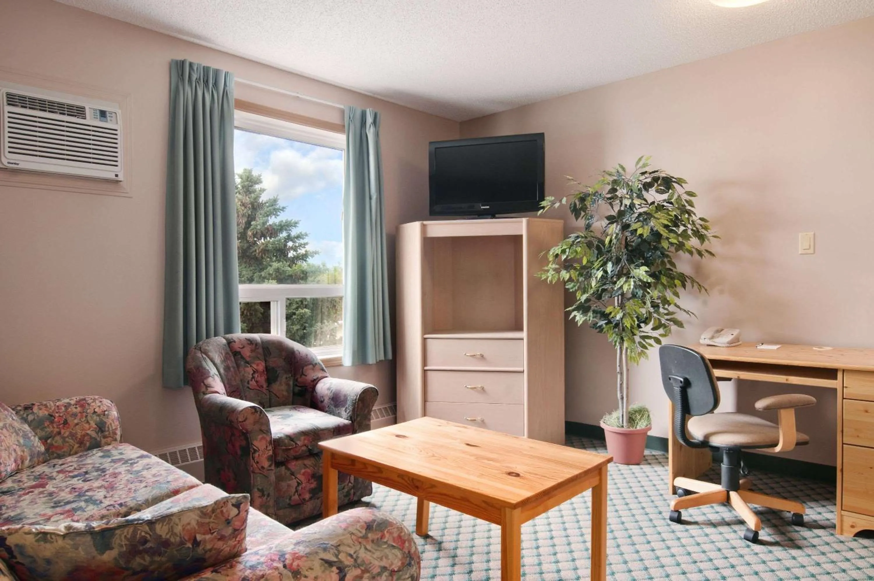 Photo of the whole room in Travelodge by Wyndham Edmonton Airport