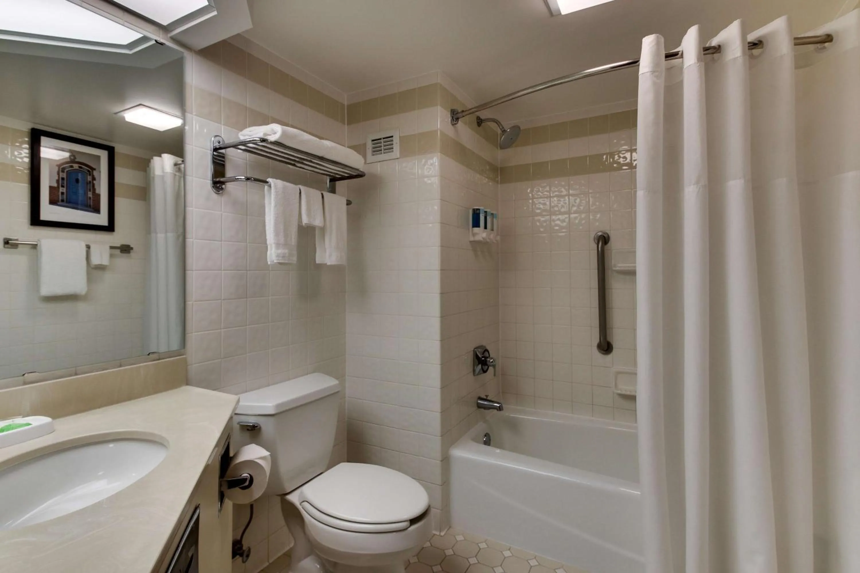 Bathroom in Pear Tree Inn Cape Girardeau West