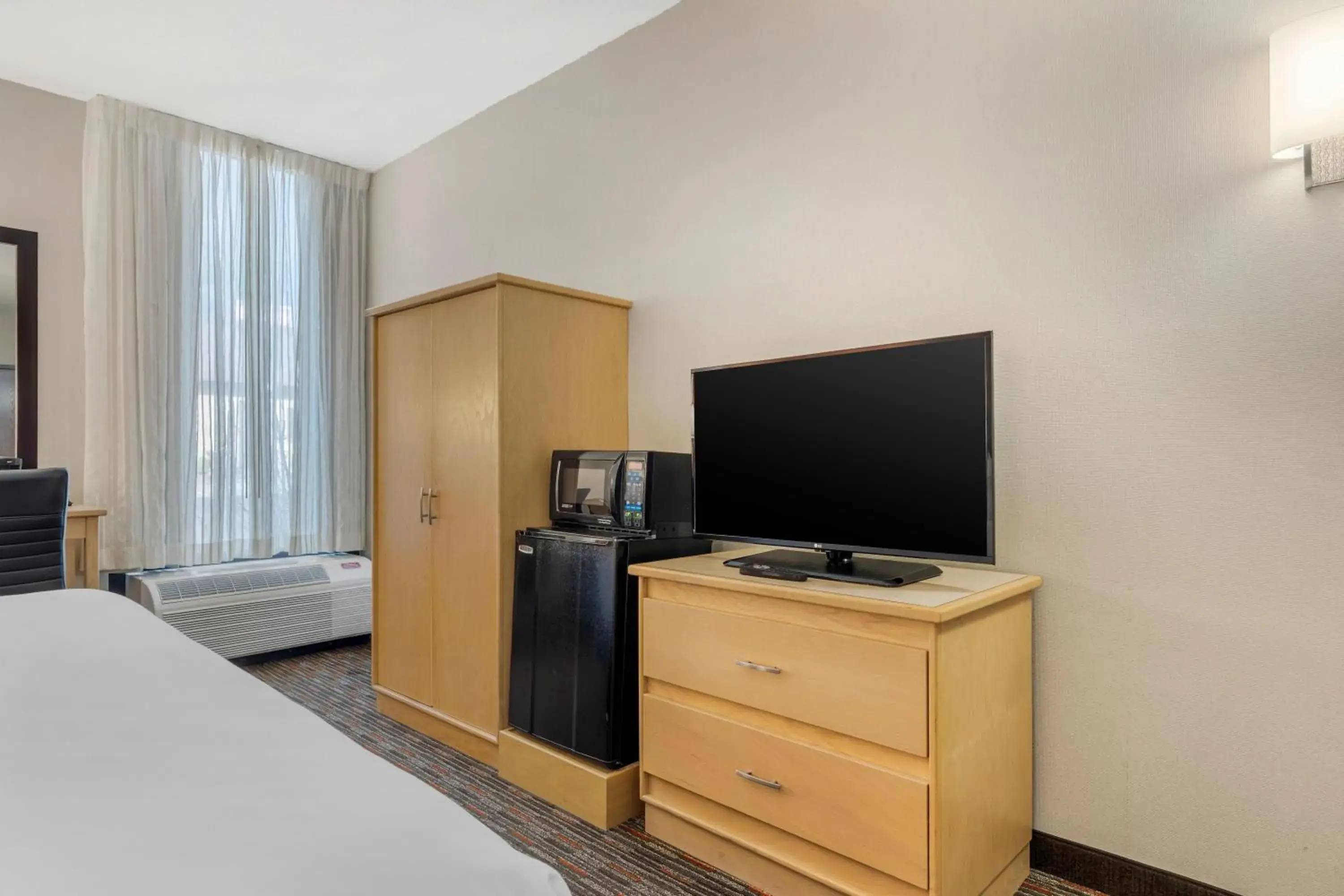 Bedroom, Bed in Pear Tree Inn Cape Girardeau West Bedroom, Bed in Pear Tree Inn Cape Girardeau West