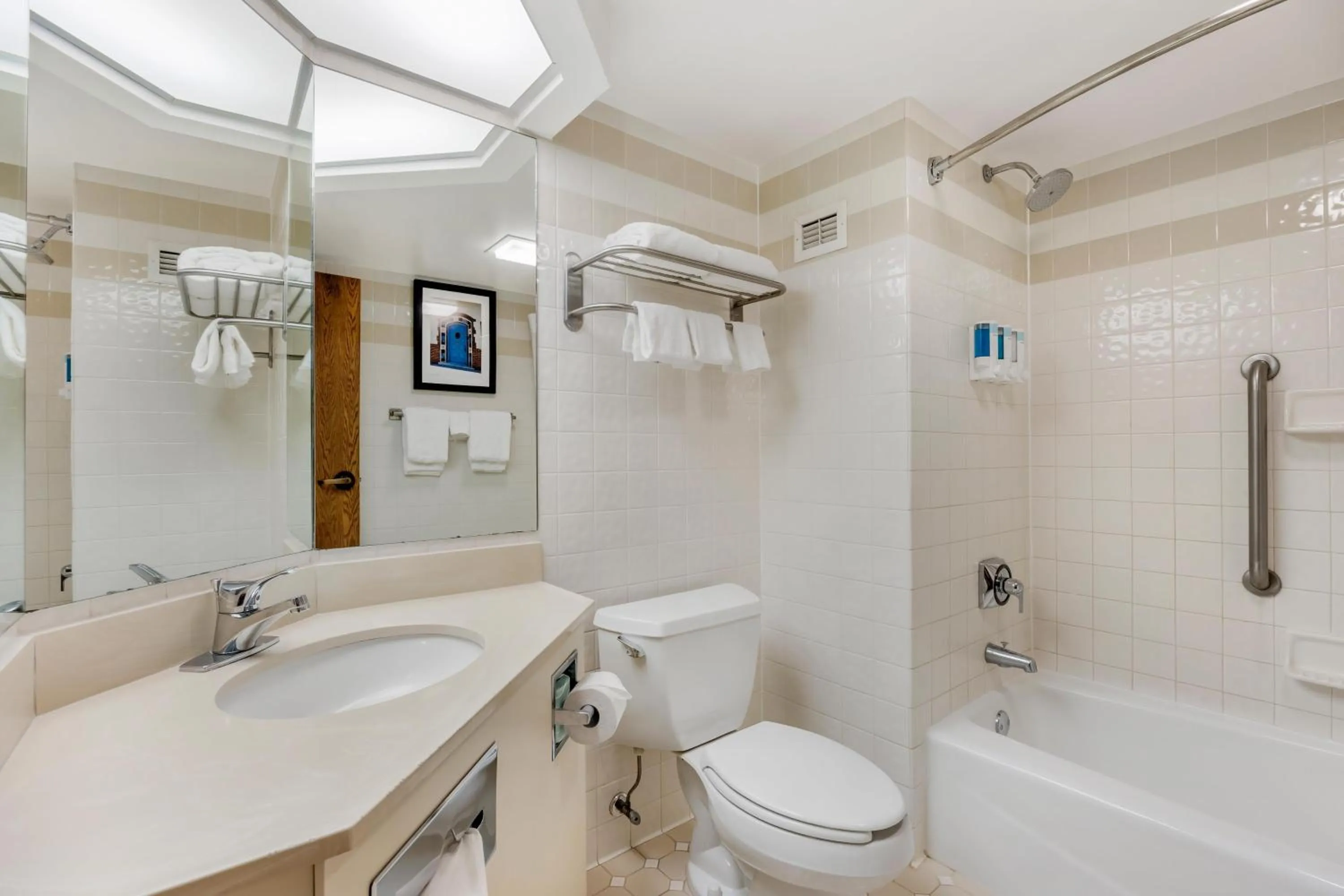 Bathroom in Pear Tree Inn Cape Girardeau West