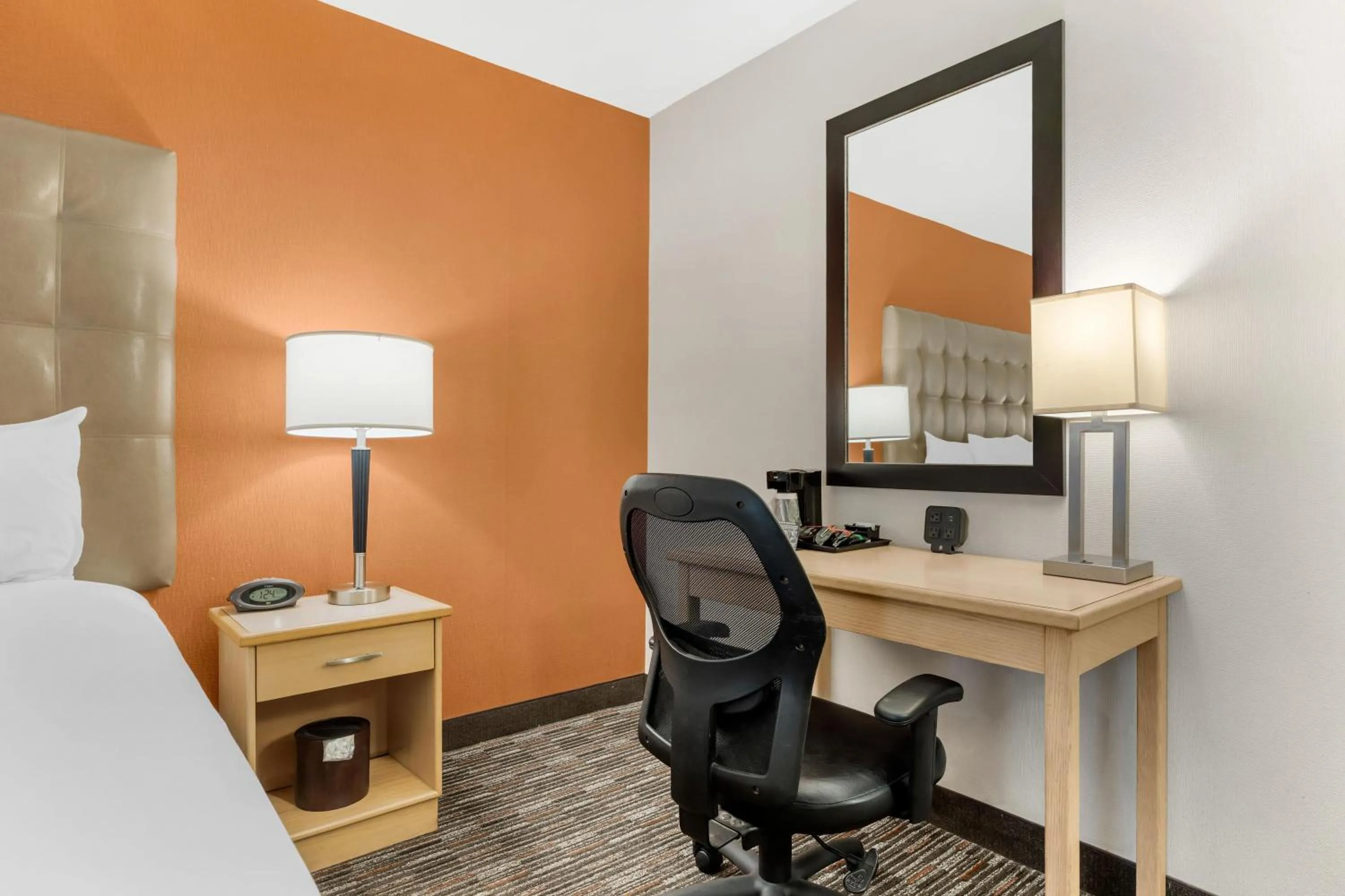 Bedroom, Bed in Pear Tree Inn Cape Girardeau West