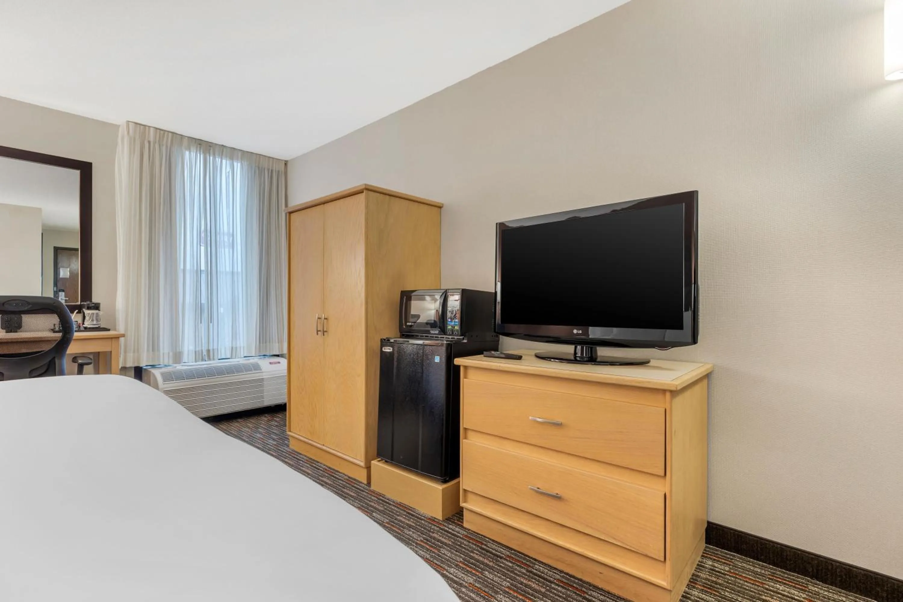 Bedroom, Bed in Pear Tree Inn Cape Girardeau West