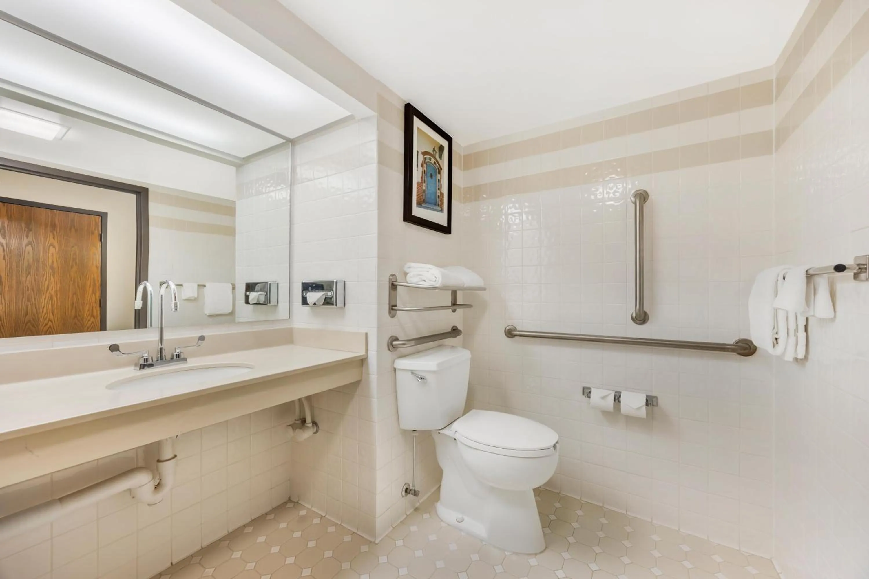 Bathroom in Pear Tree Inn Cape Girardeau West