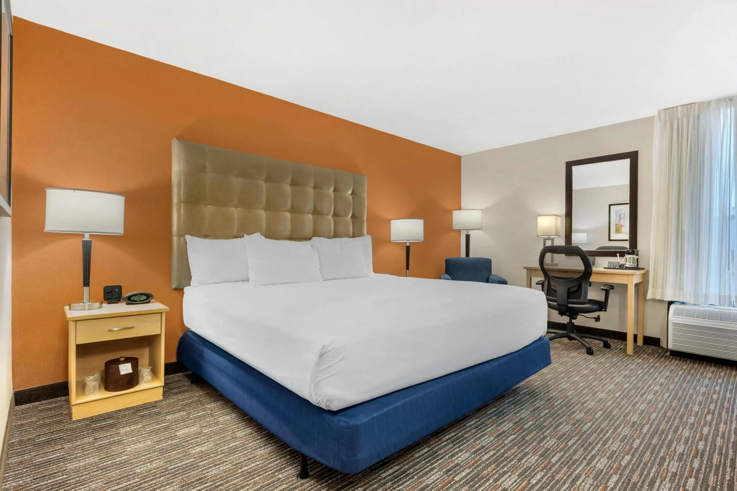 Bedroom, Bed in Pear Tree Inn Cape Girardeau West