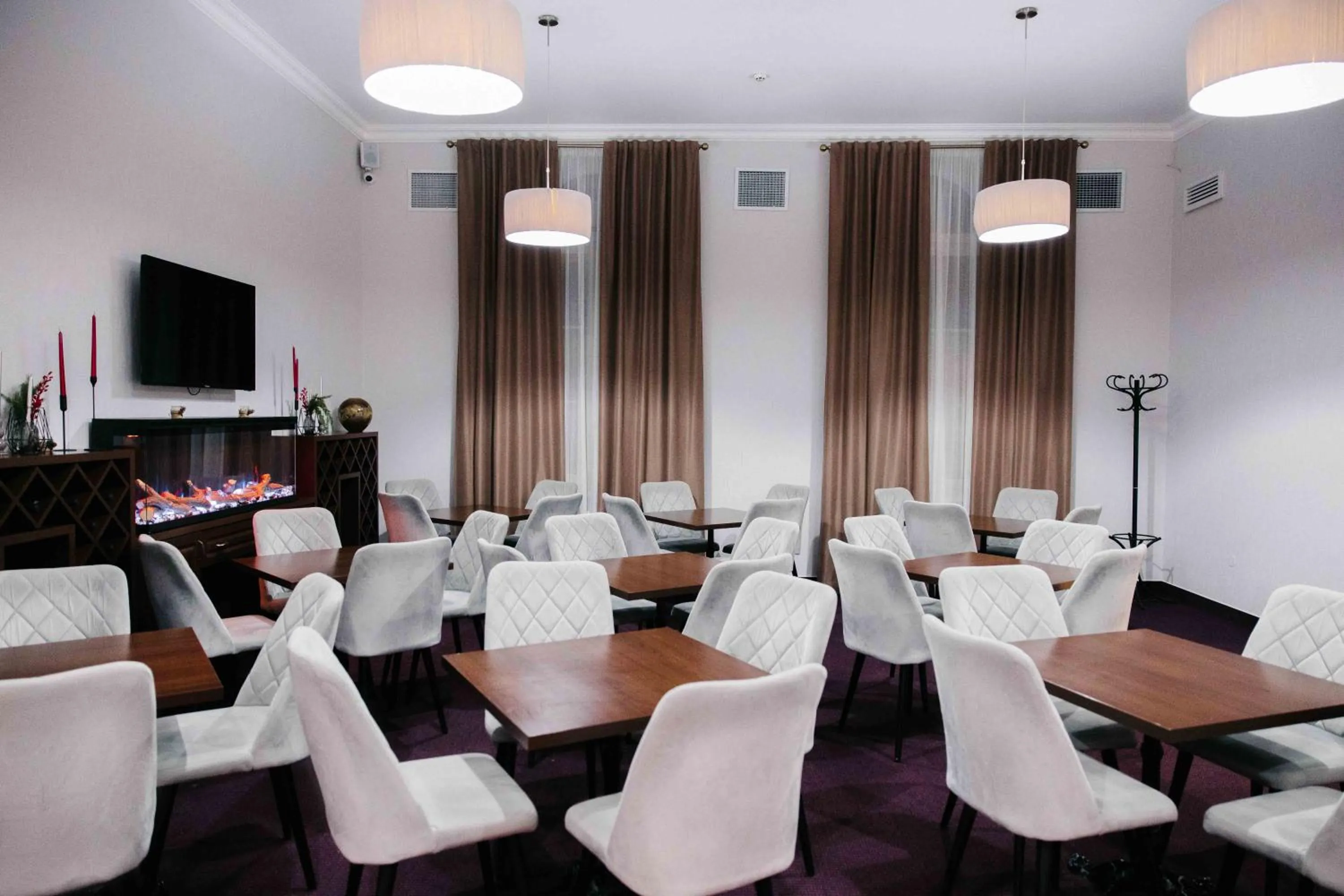 Restaurant/places to eat in Flowers Hotel