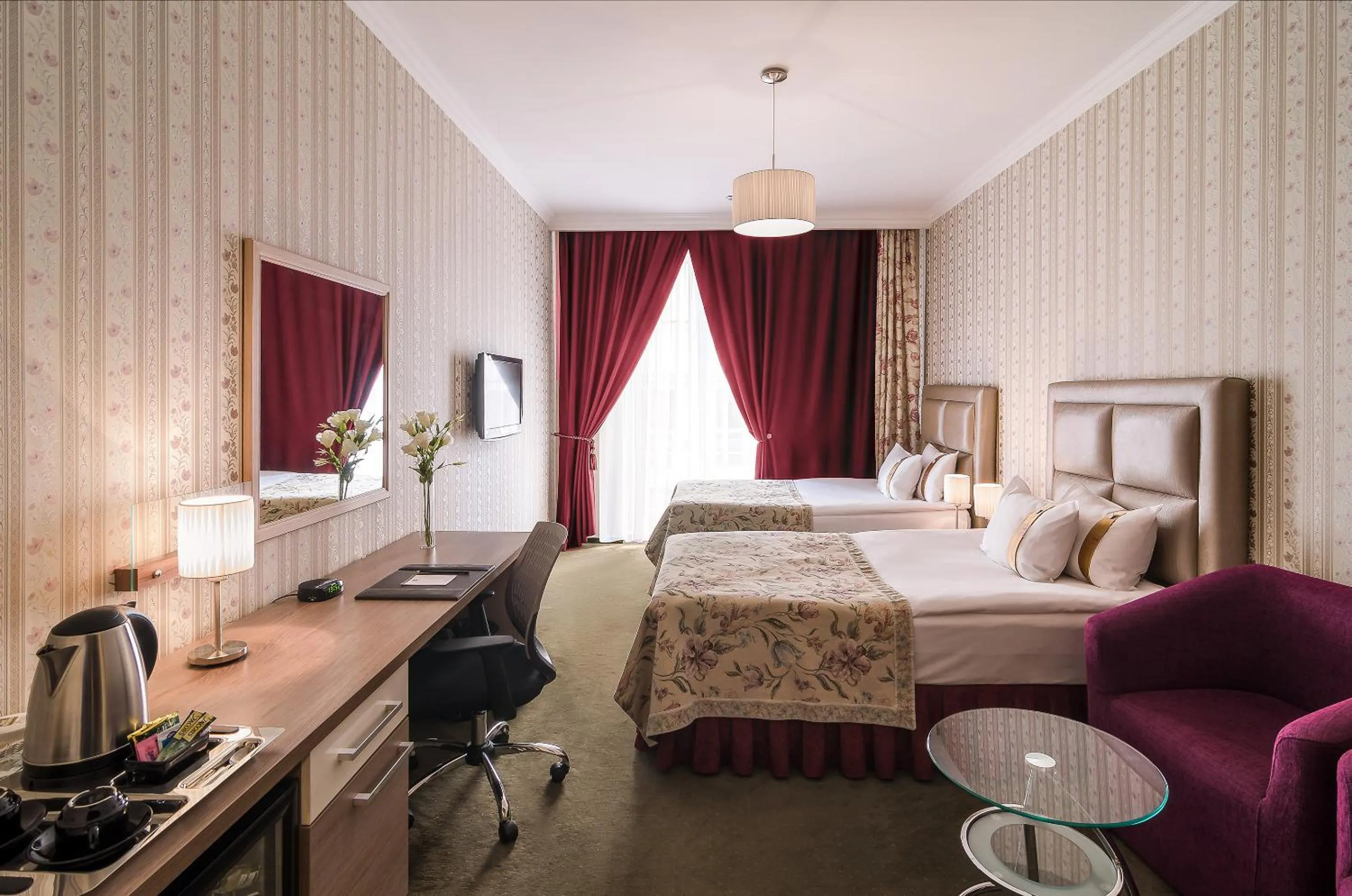 Photo of the whole room, Bed in Flowers Hotel