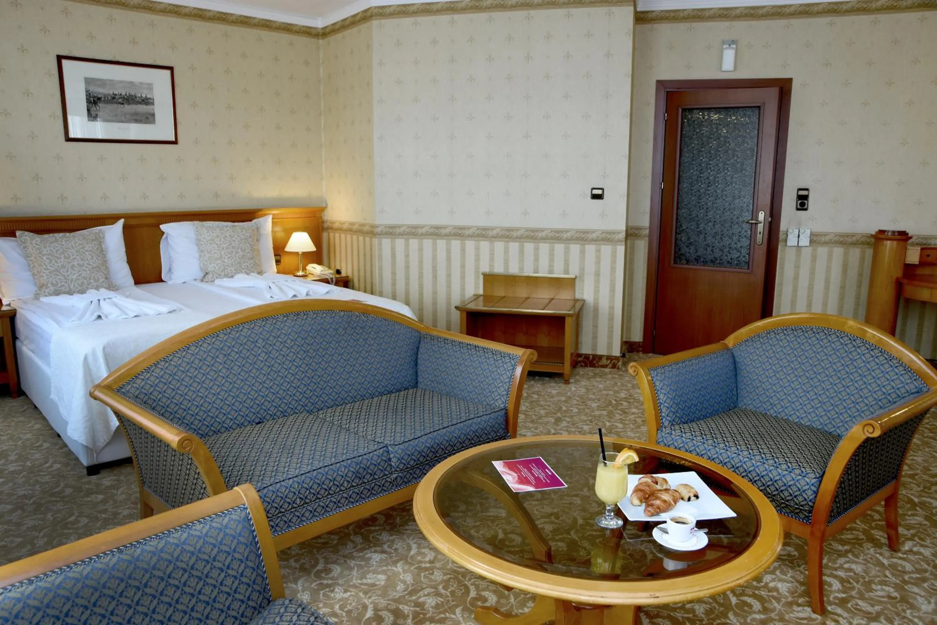 Photo of the whole room, Bed in Hotel Downtown