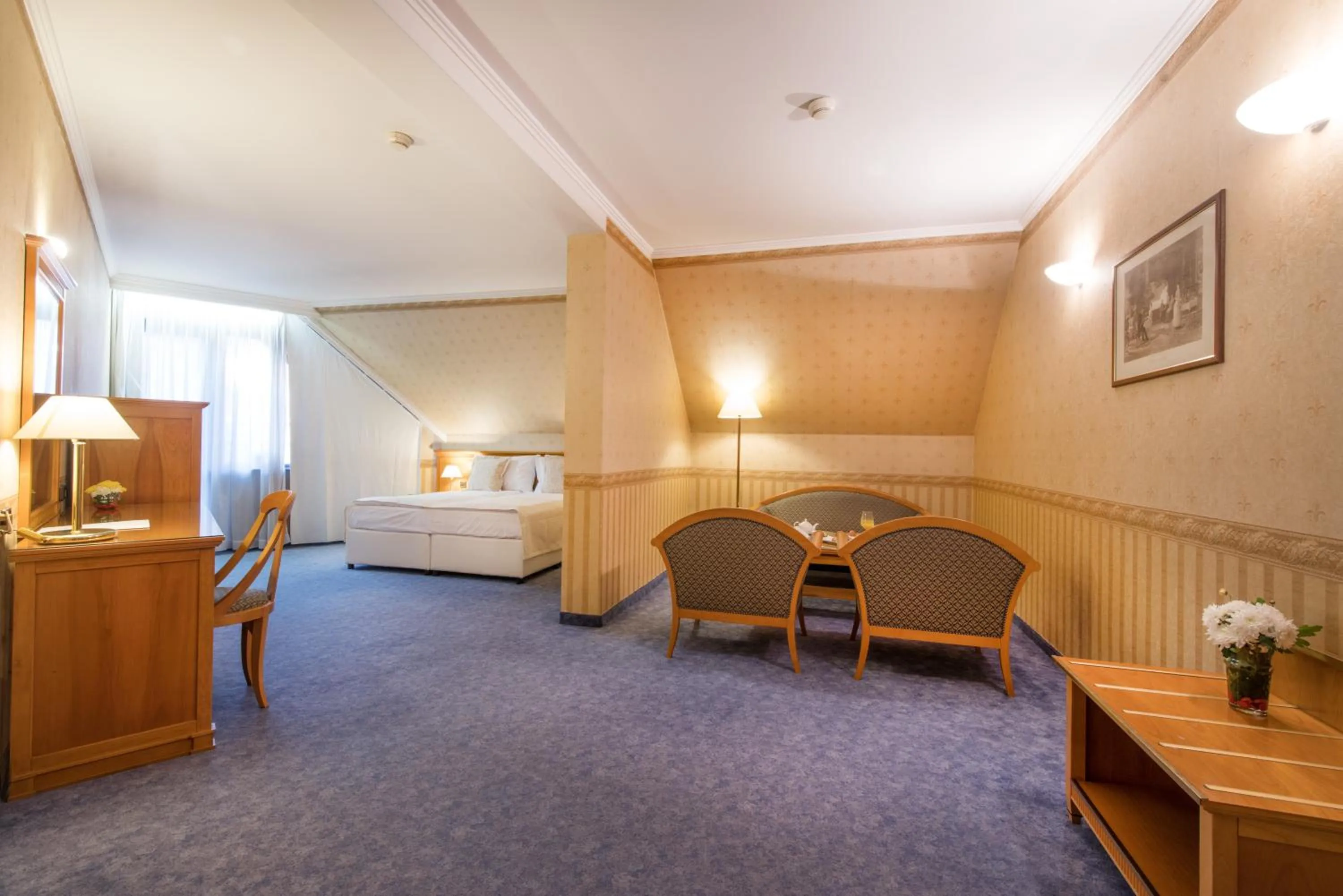 Seating area, Bed in Hotel Downtown