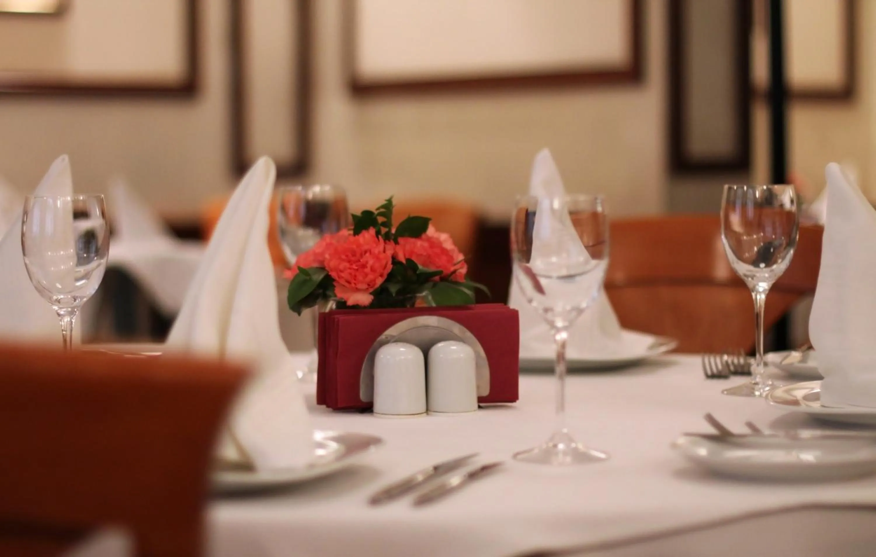 Restaurant/places to eat in Hotel Downtown