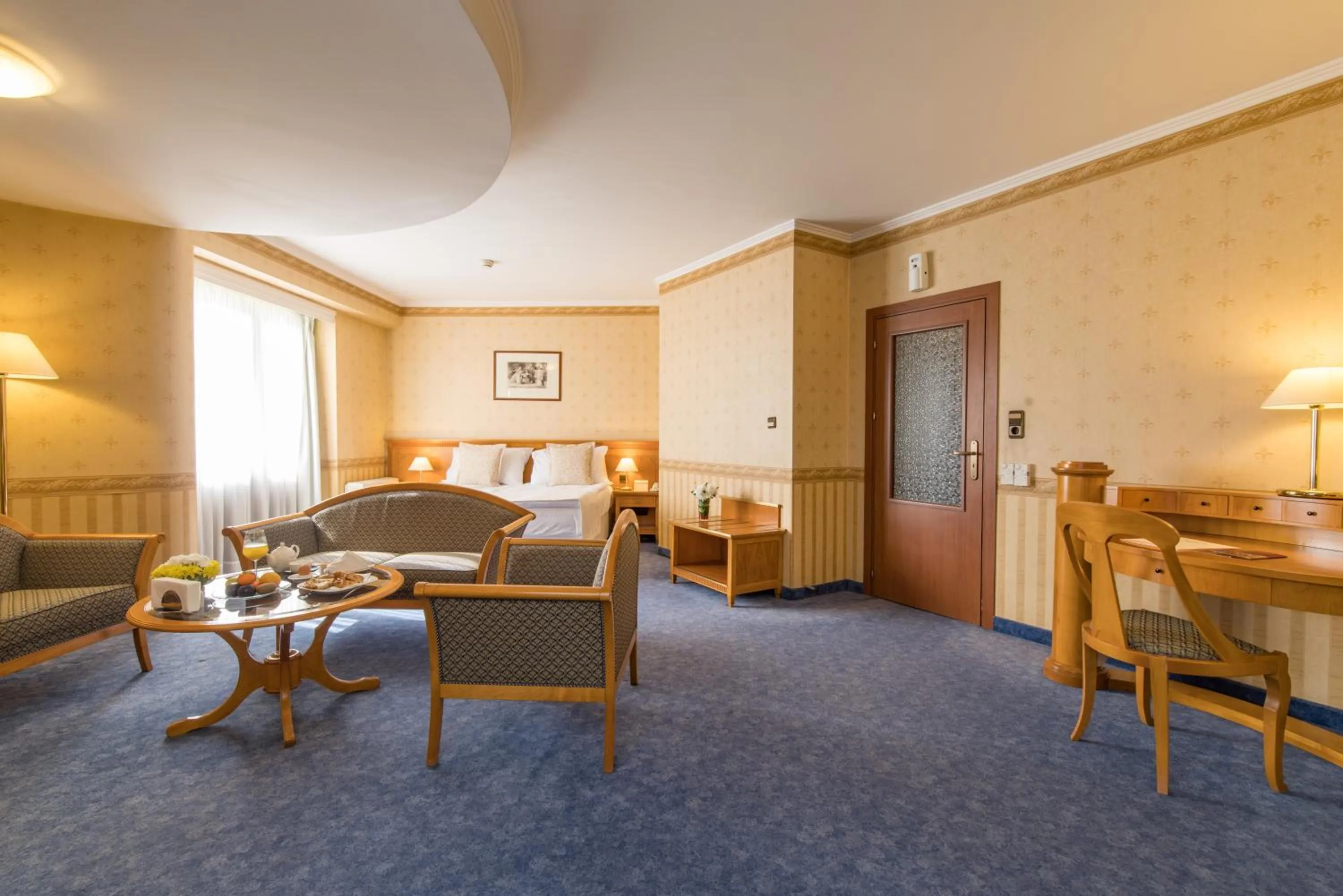 Seating area, Bed in Hotel Downtown