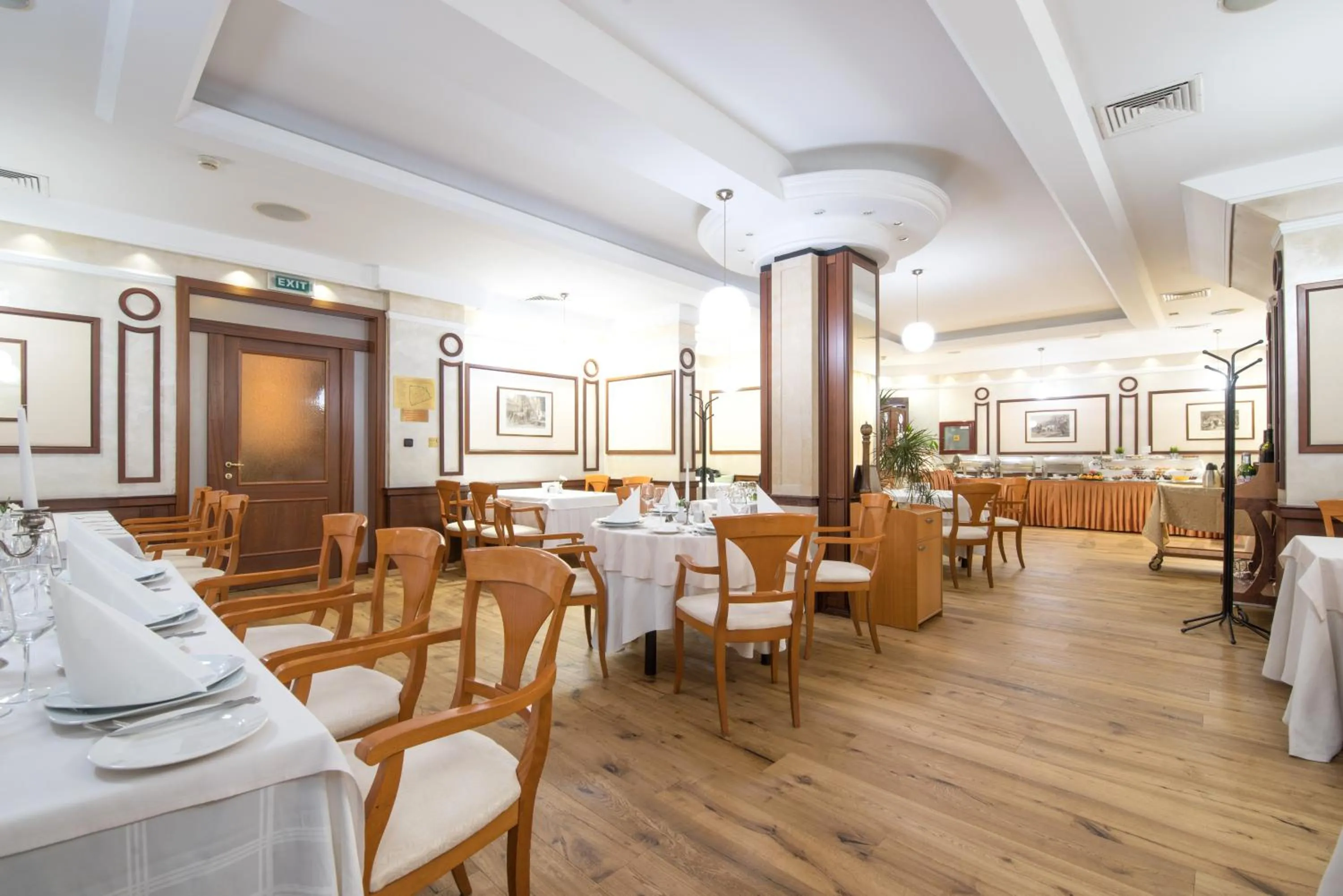 Restaurant/places to eat in Hotel Downtown