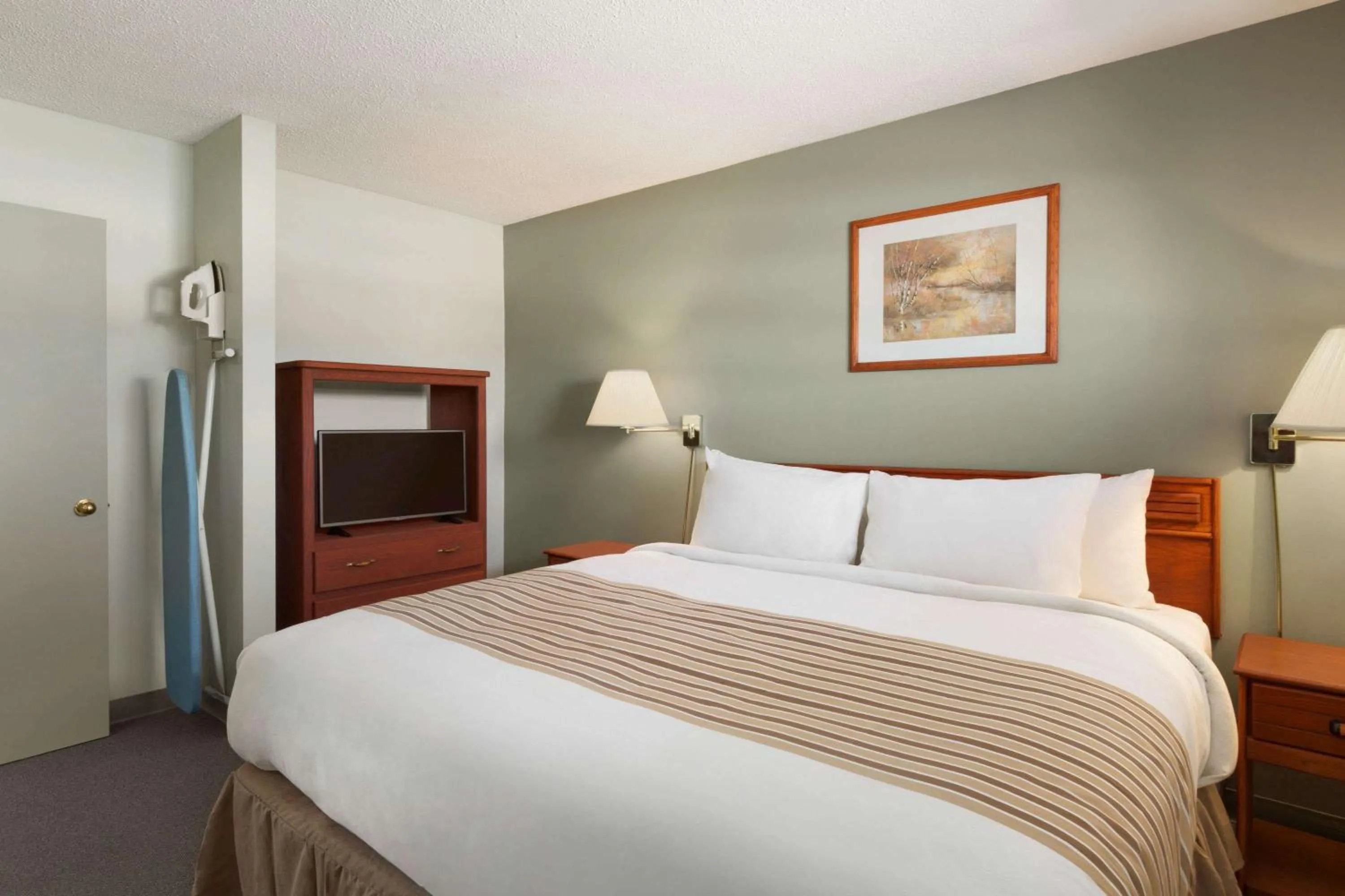 Photo of the whole room in Travelodge by Wyndham Cranbrook