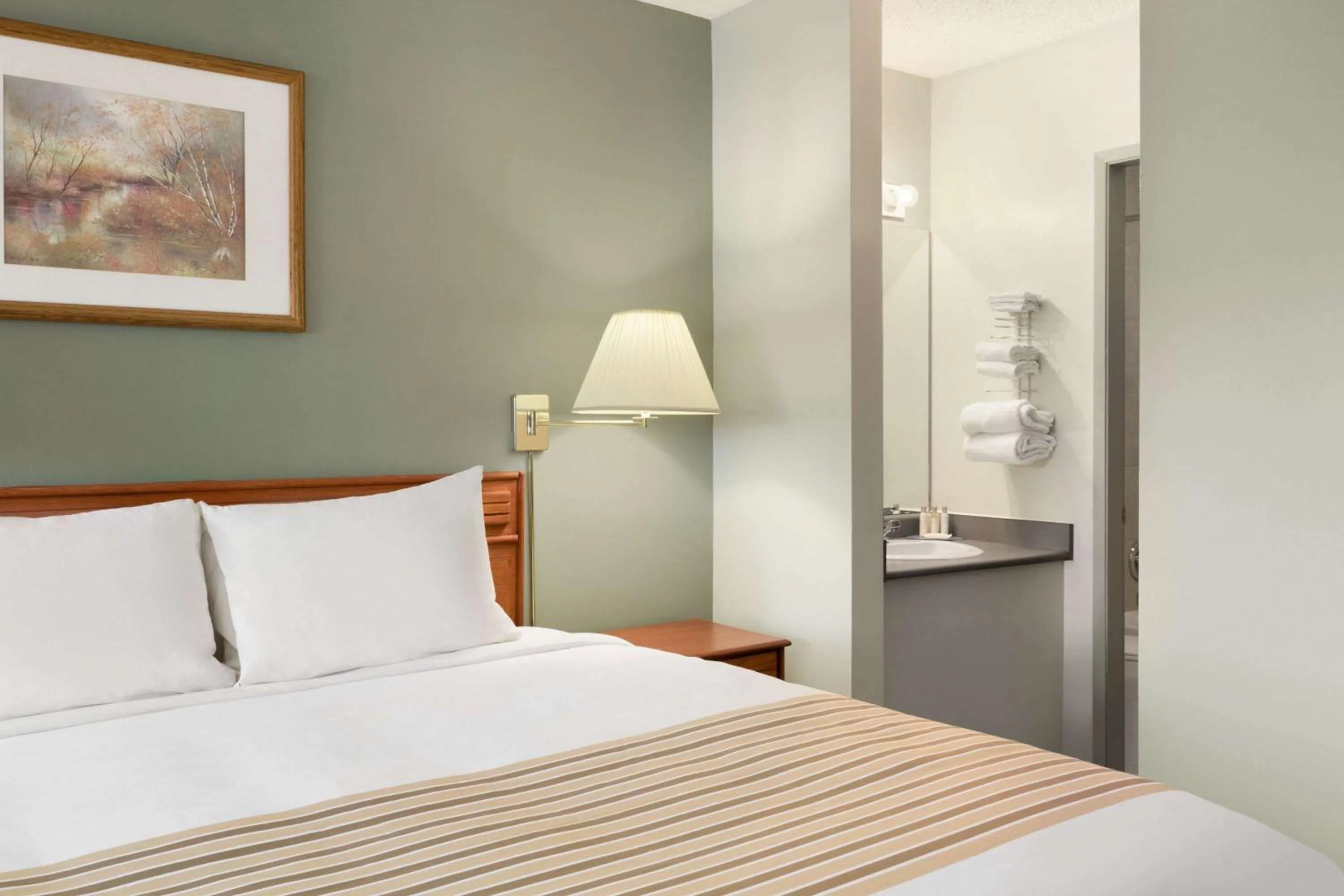 Photo of the whole room in Travelodge by Wyndham Cranbrook