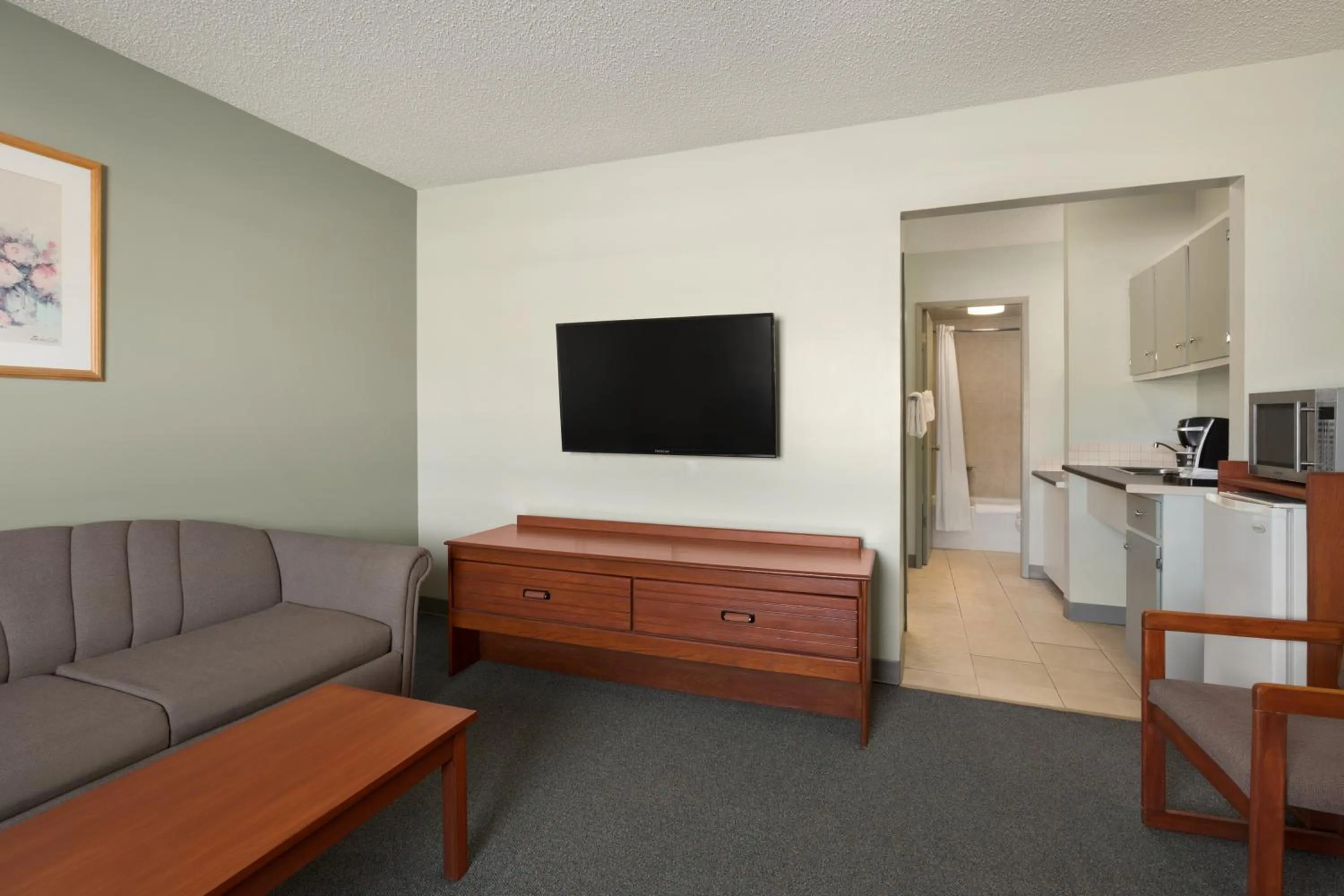 Living room, TV/Entertainment Center in Travelodge by Wyndham Cranbrook