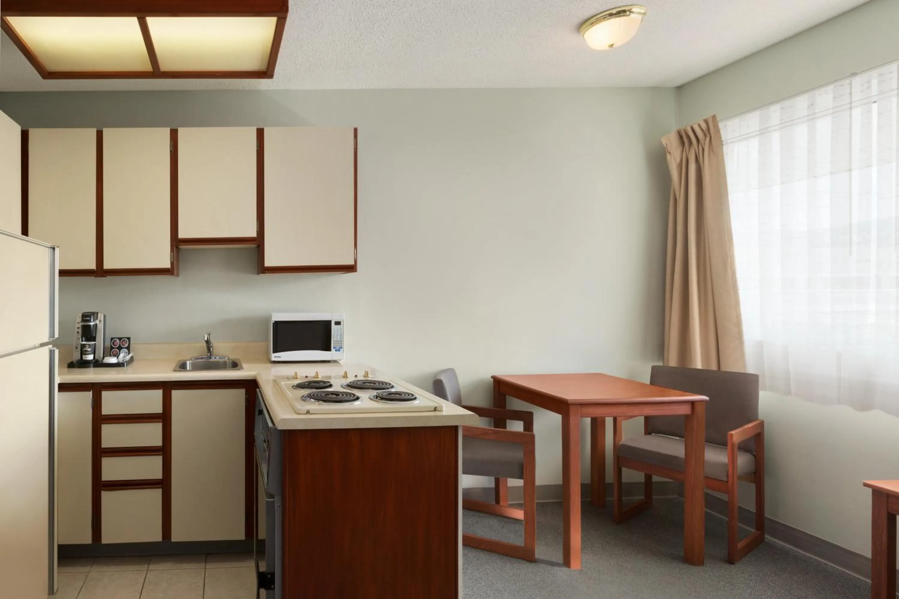 Kitchen or kitchenette, Kitchen/Kitchenette in Travelodge by Wyndham Cranbrook