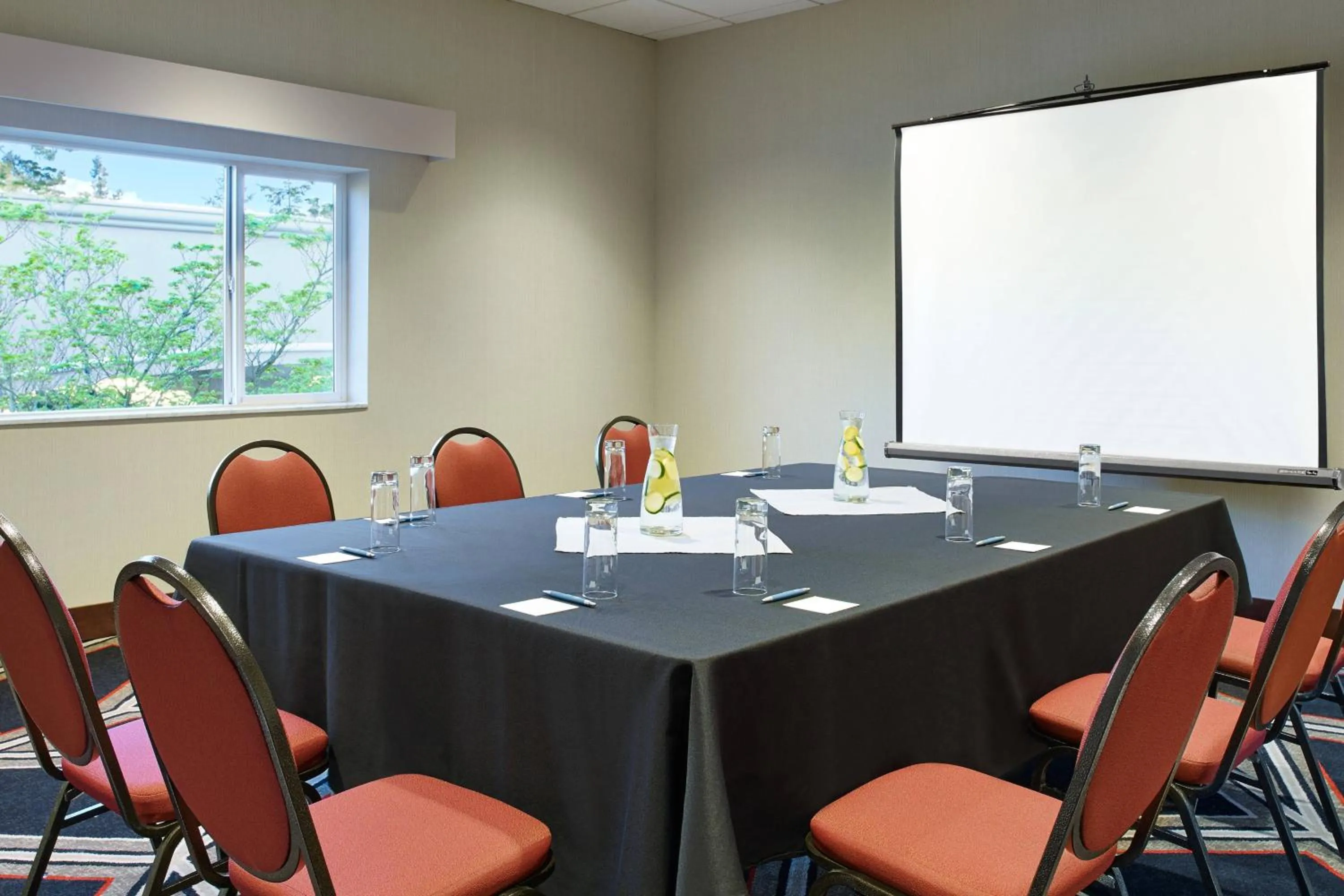 Meeting/conference room in Four Points by Sheraton Bellingham Hotel & Conference Center