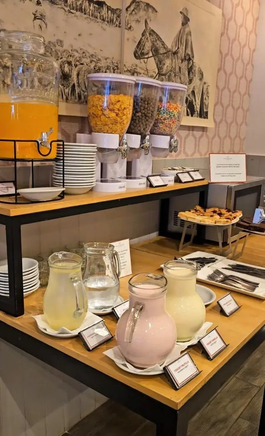 Breakfast in Hotel Bariloche By Tierra Gaucha Breakfast in Hotel Bariloche By Tierra Gaucha